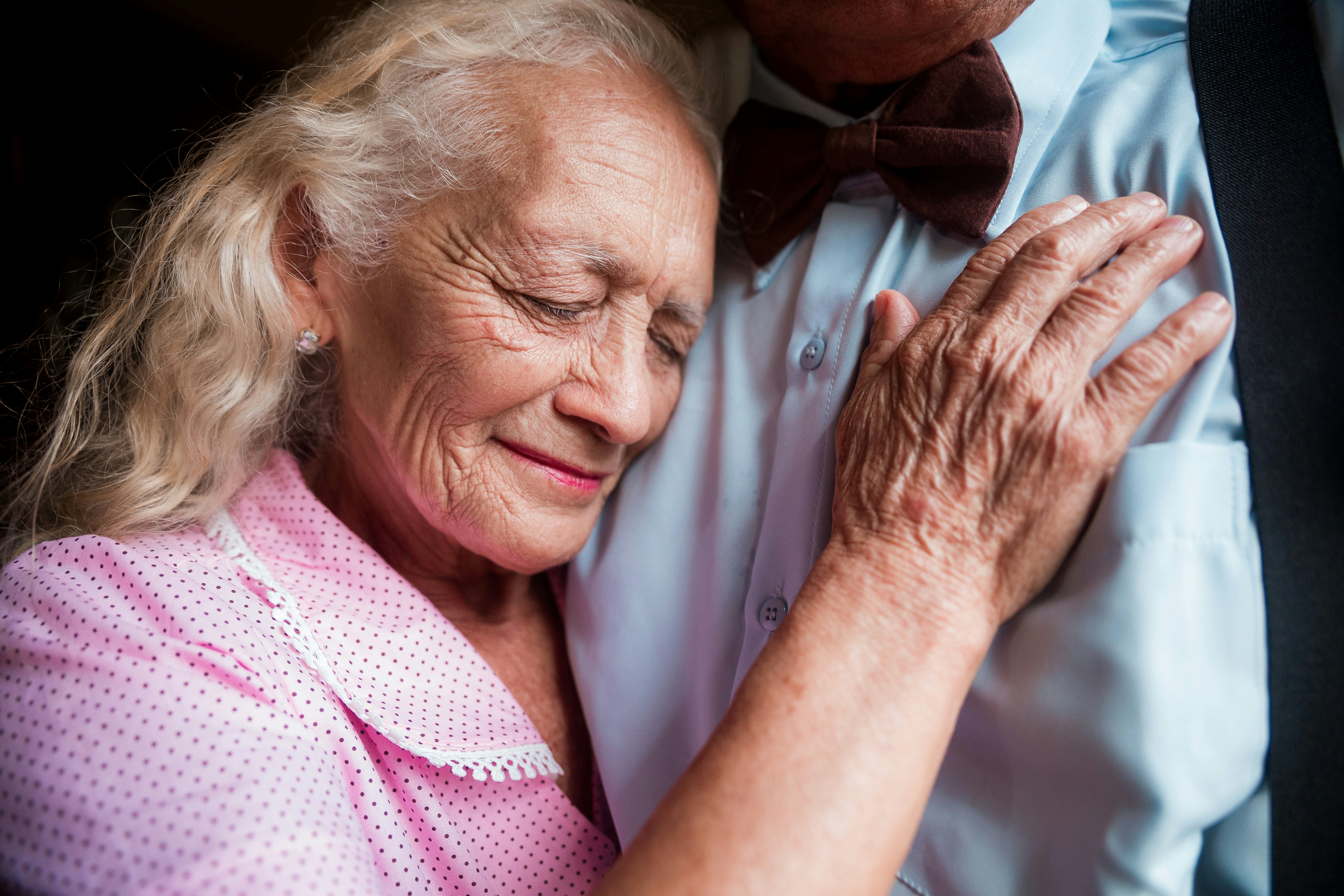 Ein Mann und eine Frau, die sich umarmen