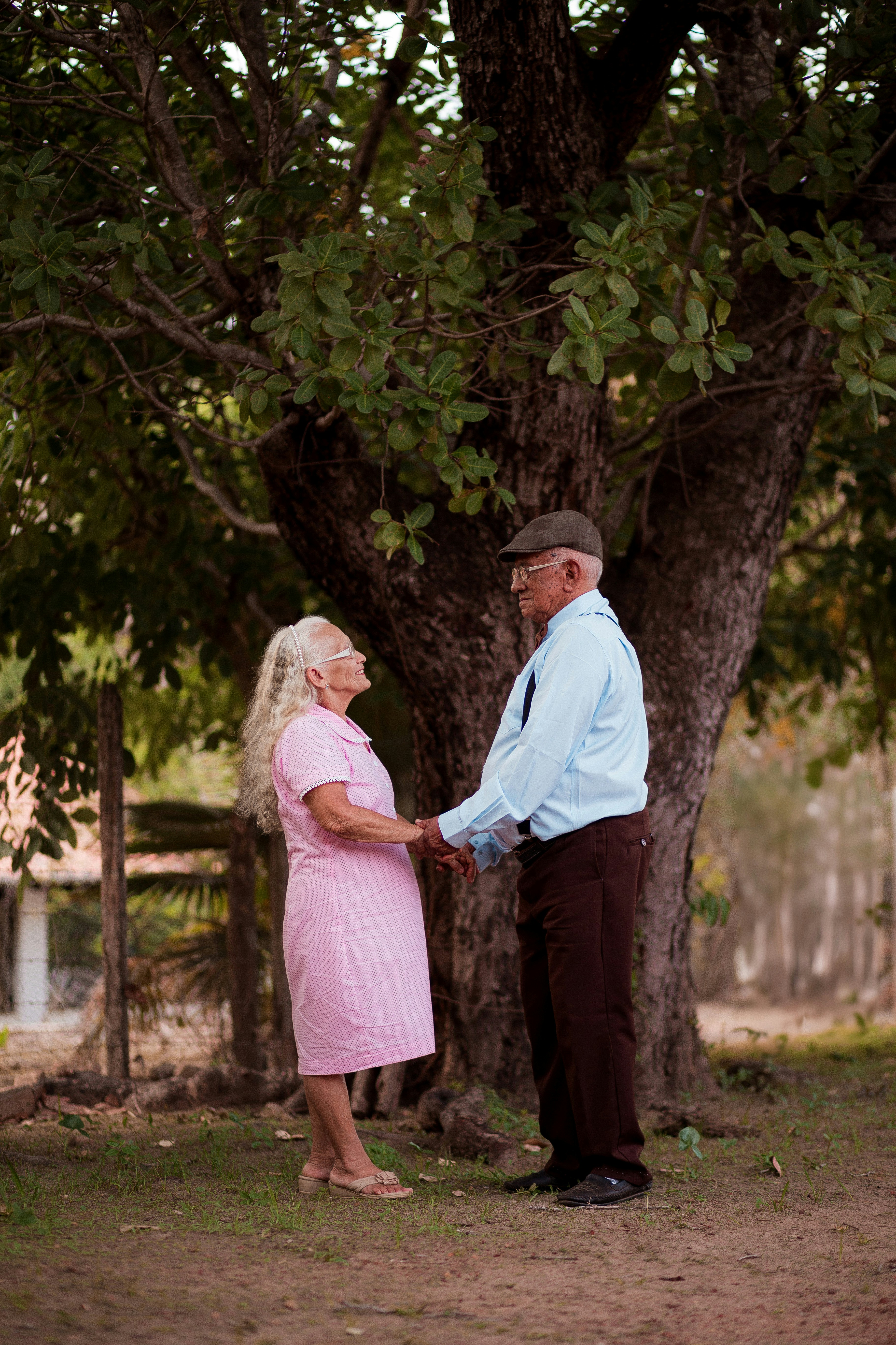 Ein Mann und eine Frau stehen vor einem Baum