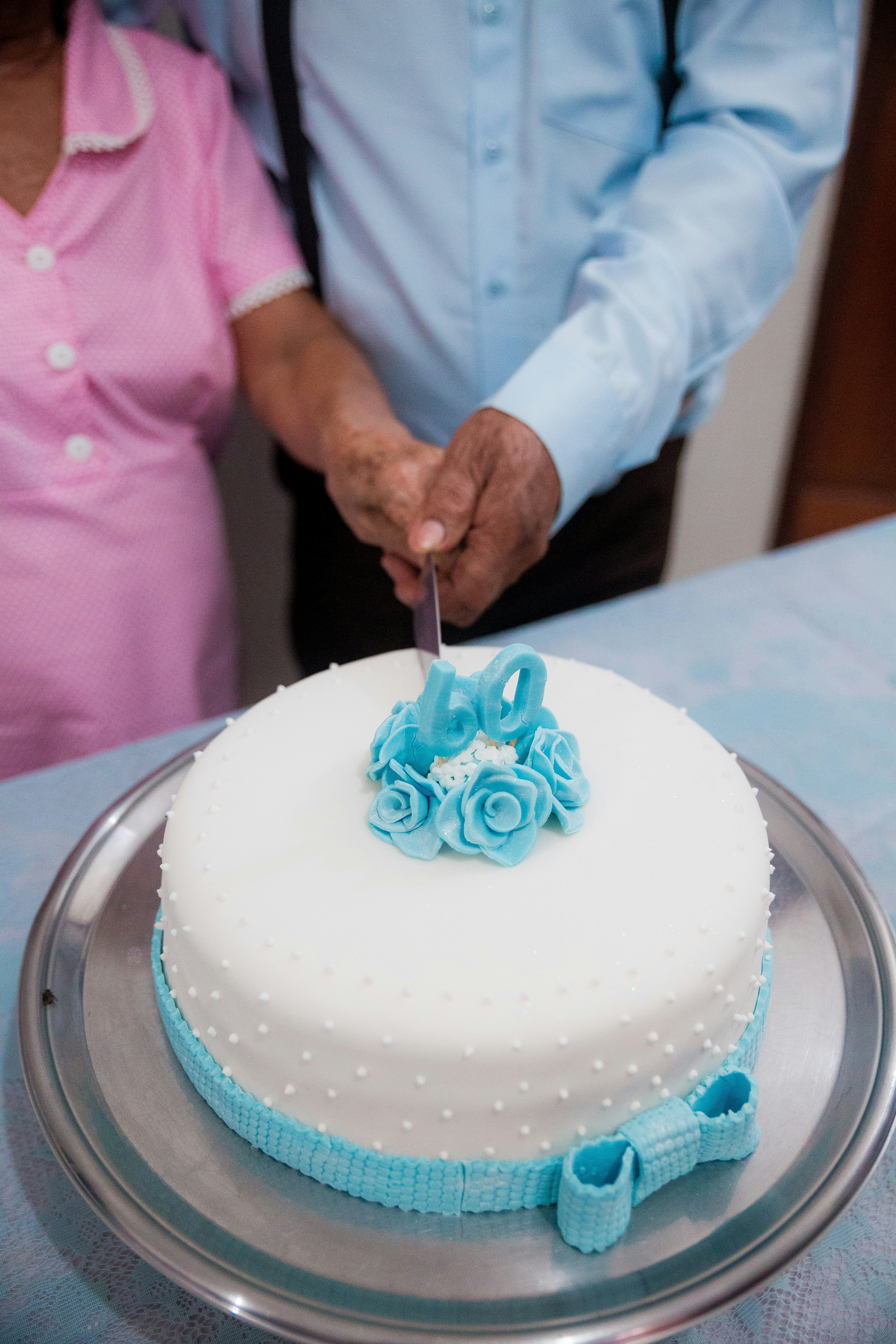 Ein Mann und eine Frau, die zusammen einen Kuchen anschneiden