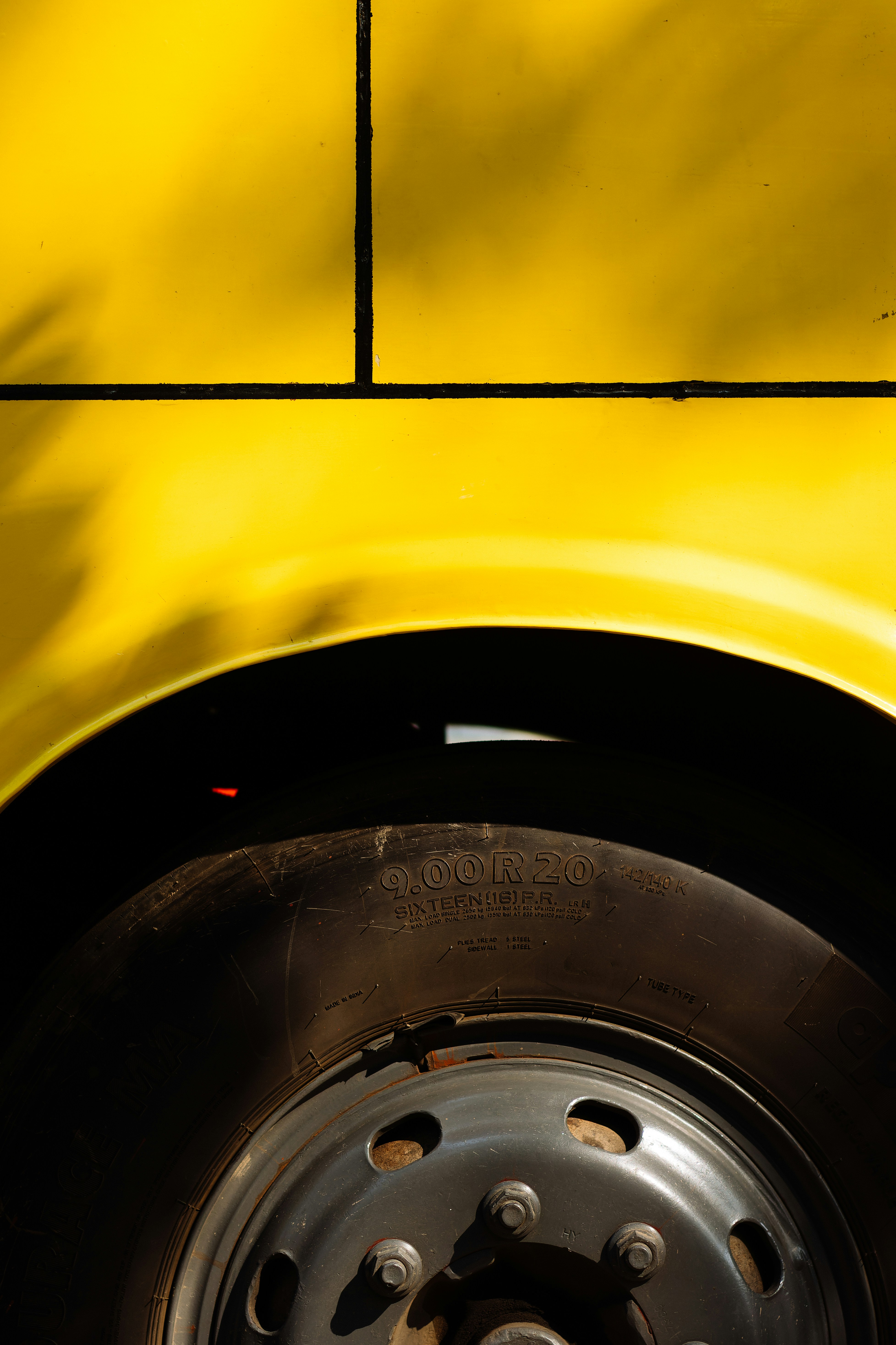 Un primer plano de un neumático en un autobús amarillo
