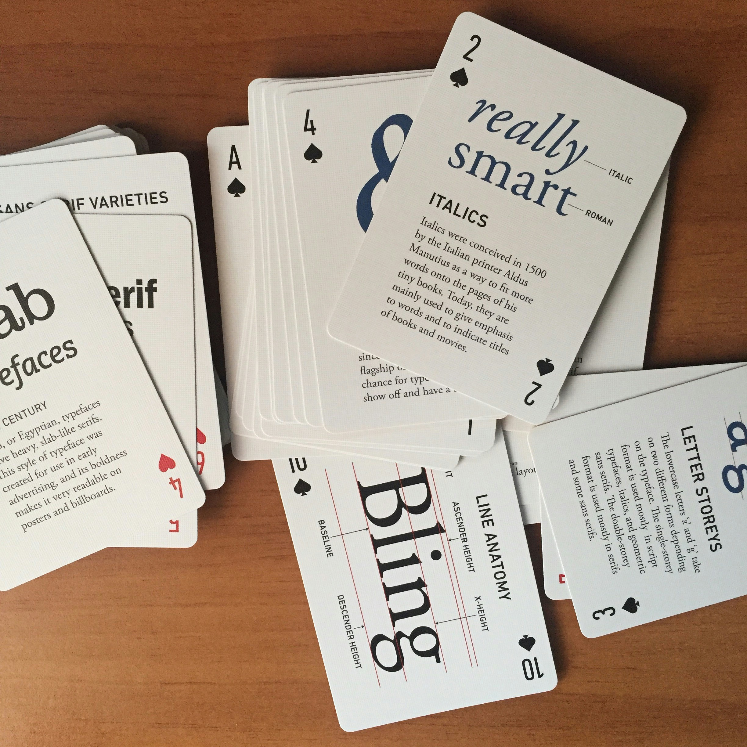 Une pile de cartes à jouer posée sur une table en bois
