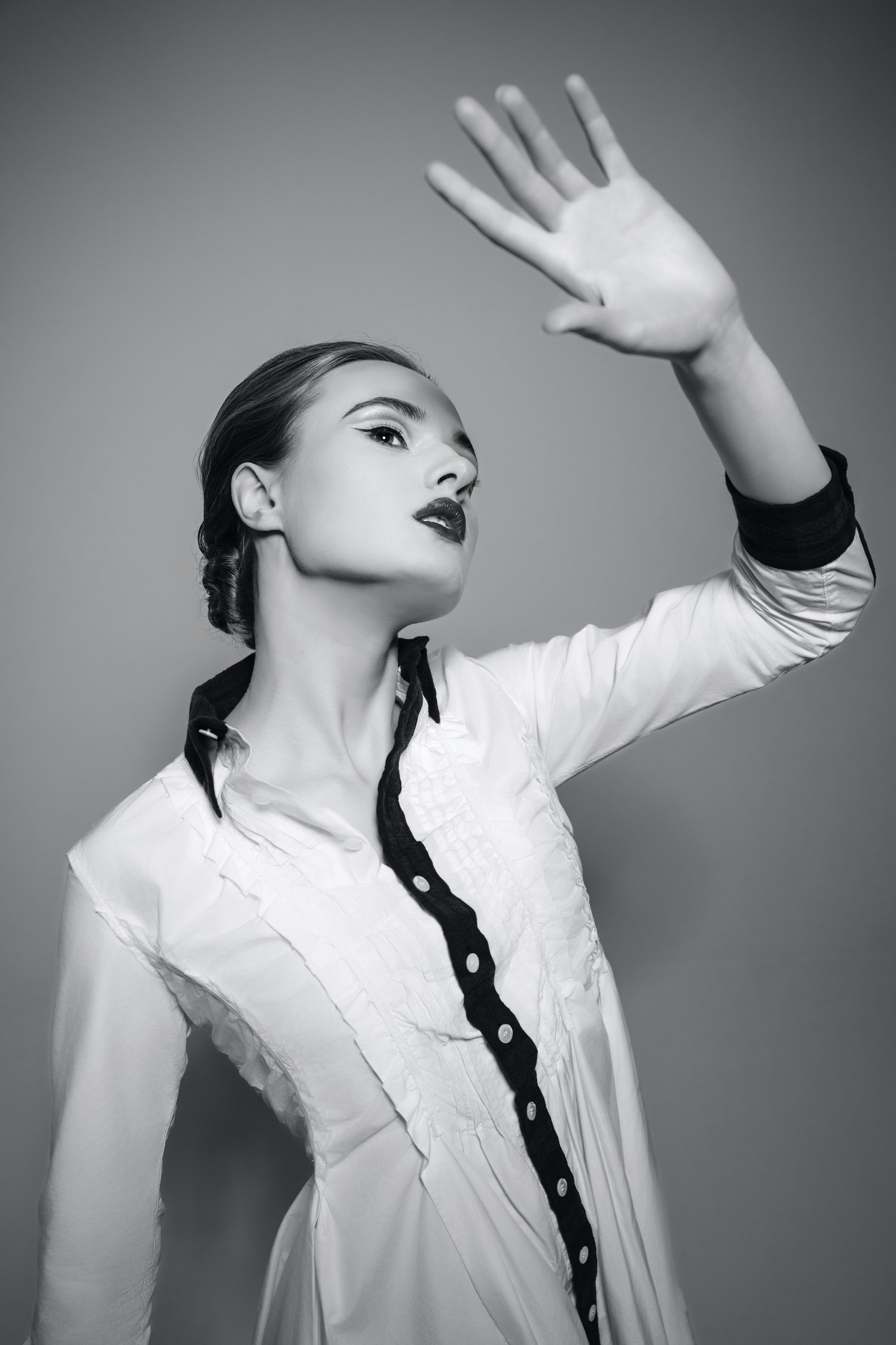 A woman with her hand up in the air photo – Free London Image on Unsplash