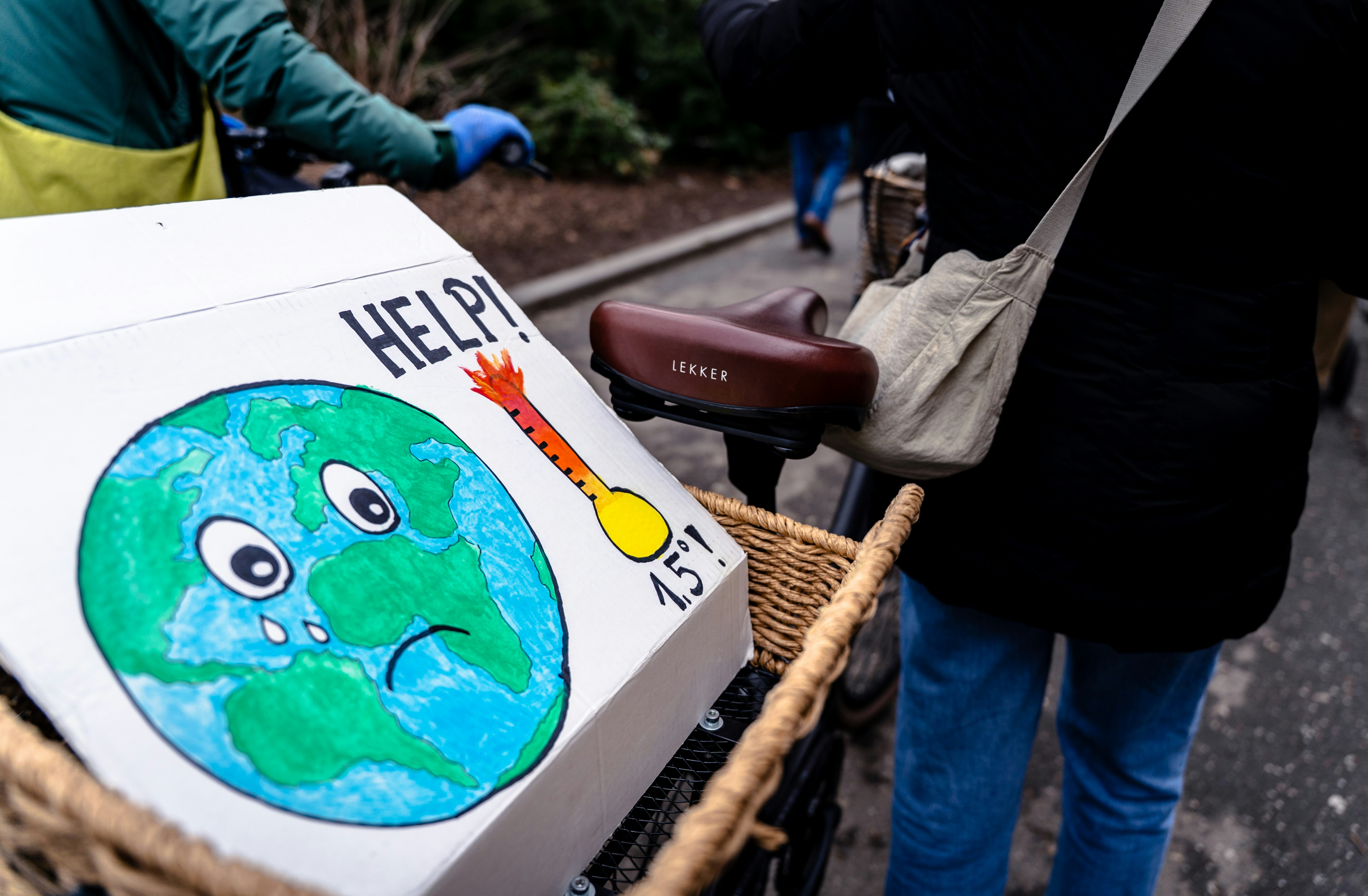 Eine Person auf einem Fahrrad mit einer Box auf der Rückseite