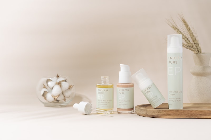 Prodotti skincare disposti su un vassoio chiaro