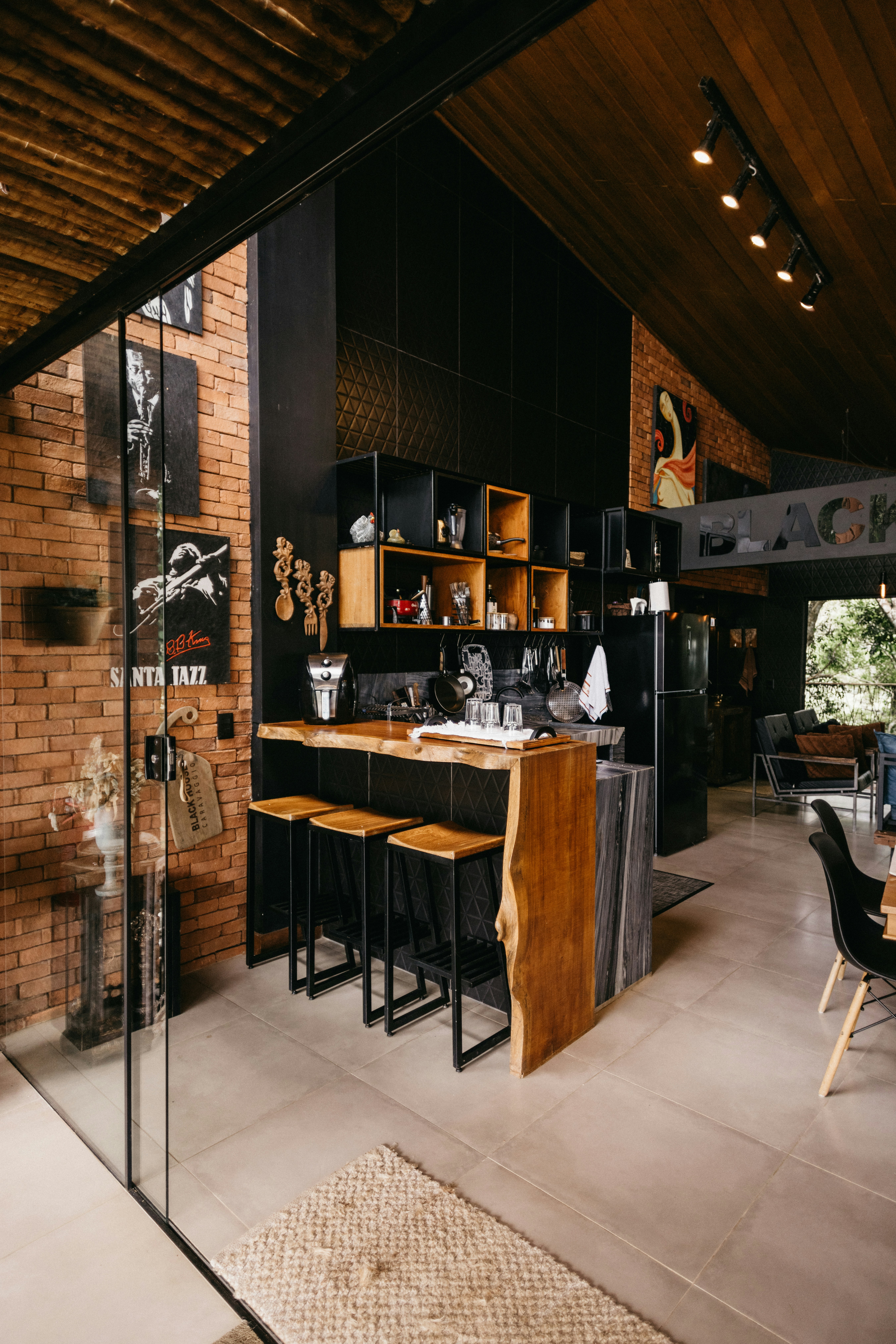 Photo by jonathanborba