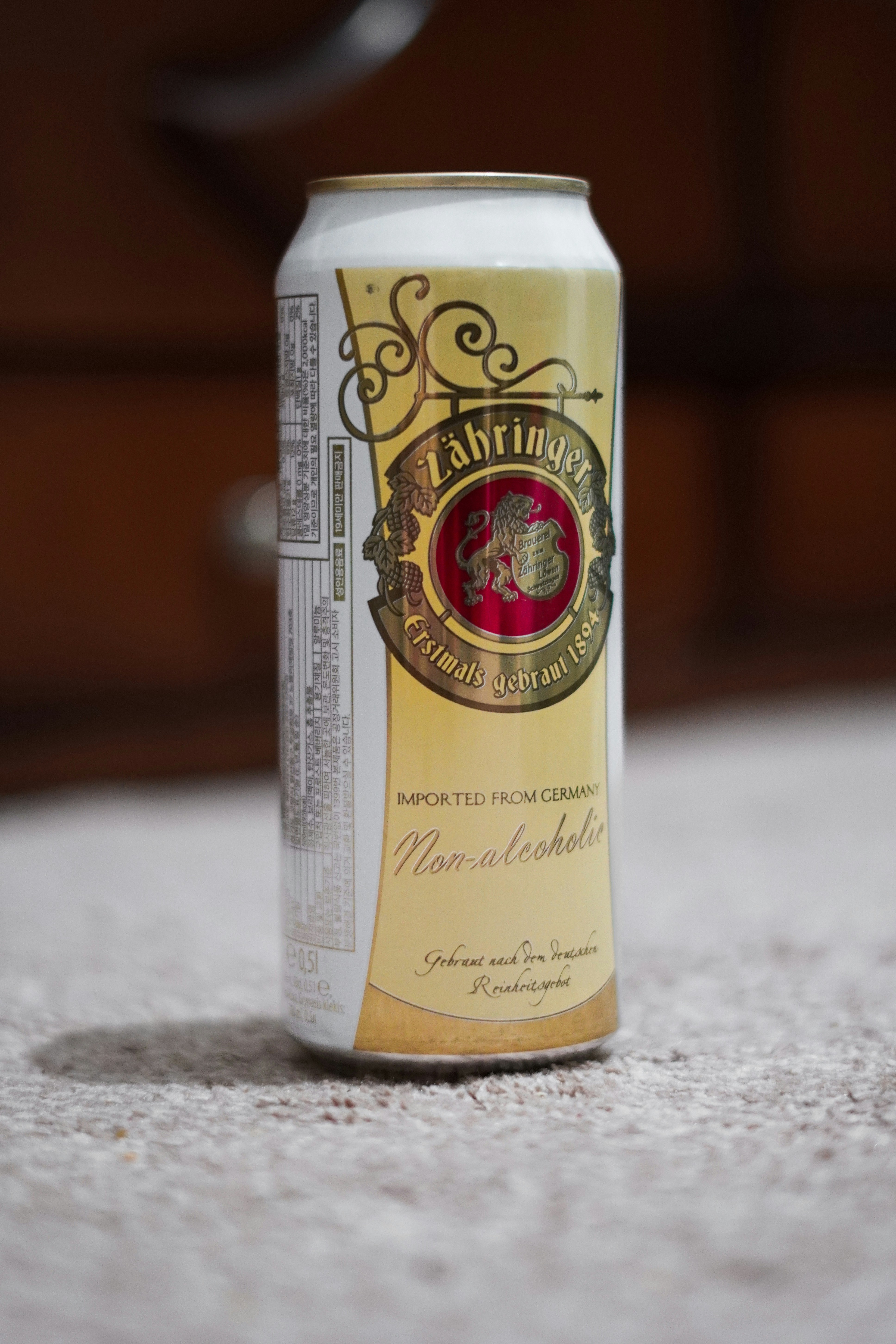 床に座っている缶ビール