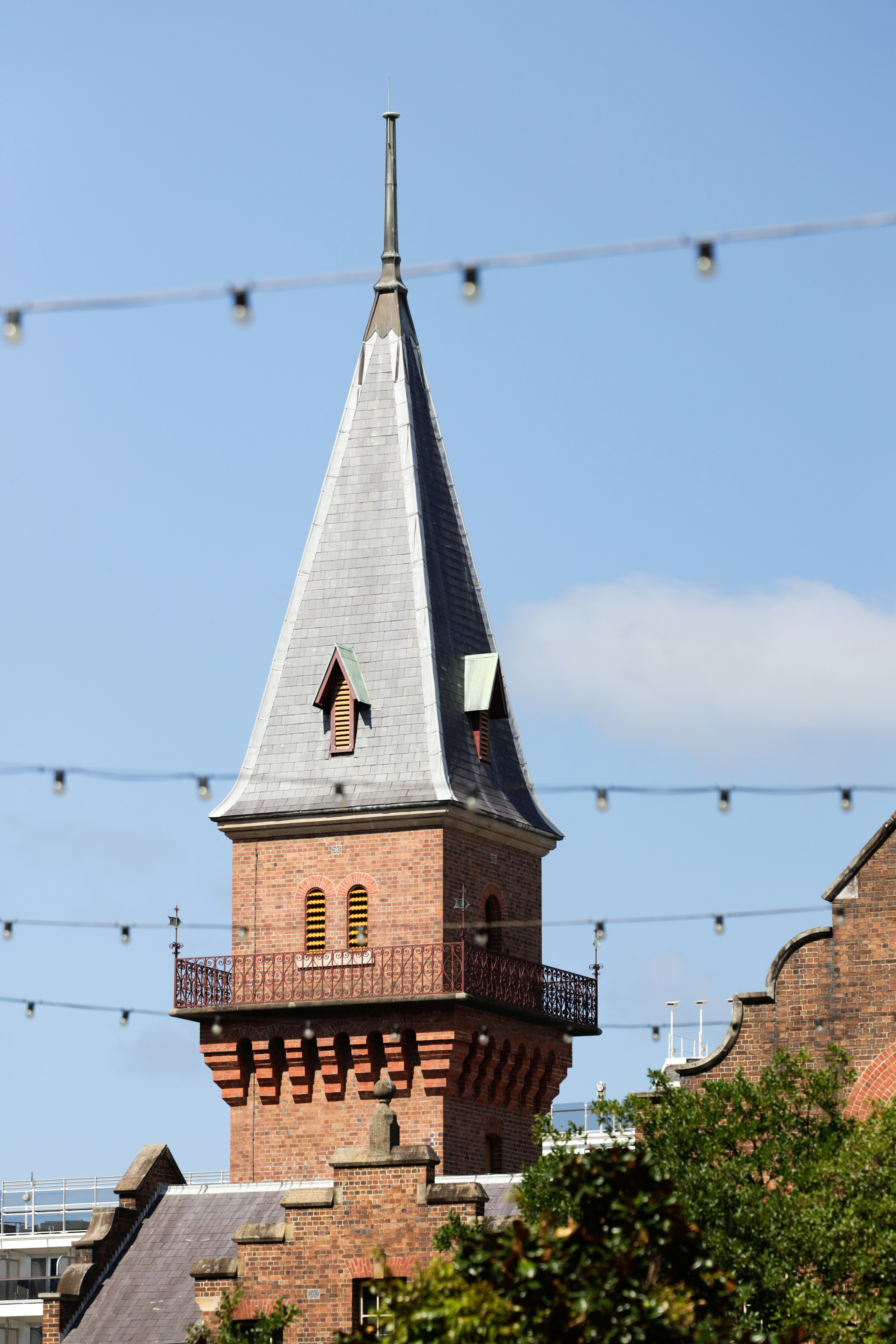 Uma torre alta com um relógio em cima dela