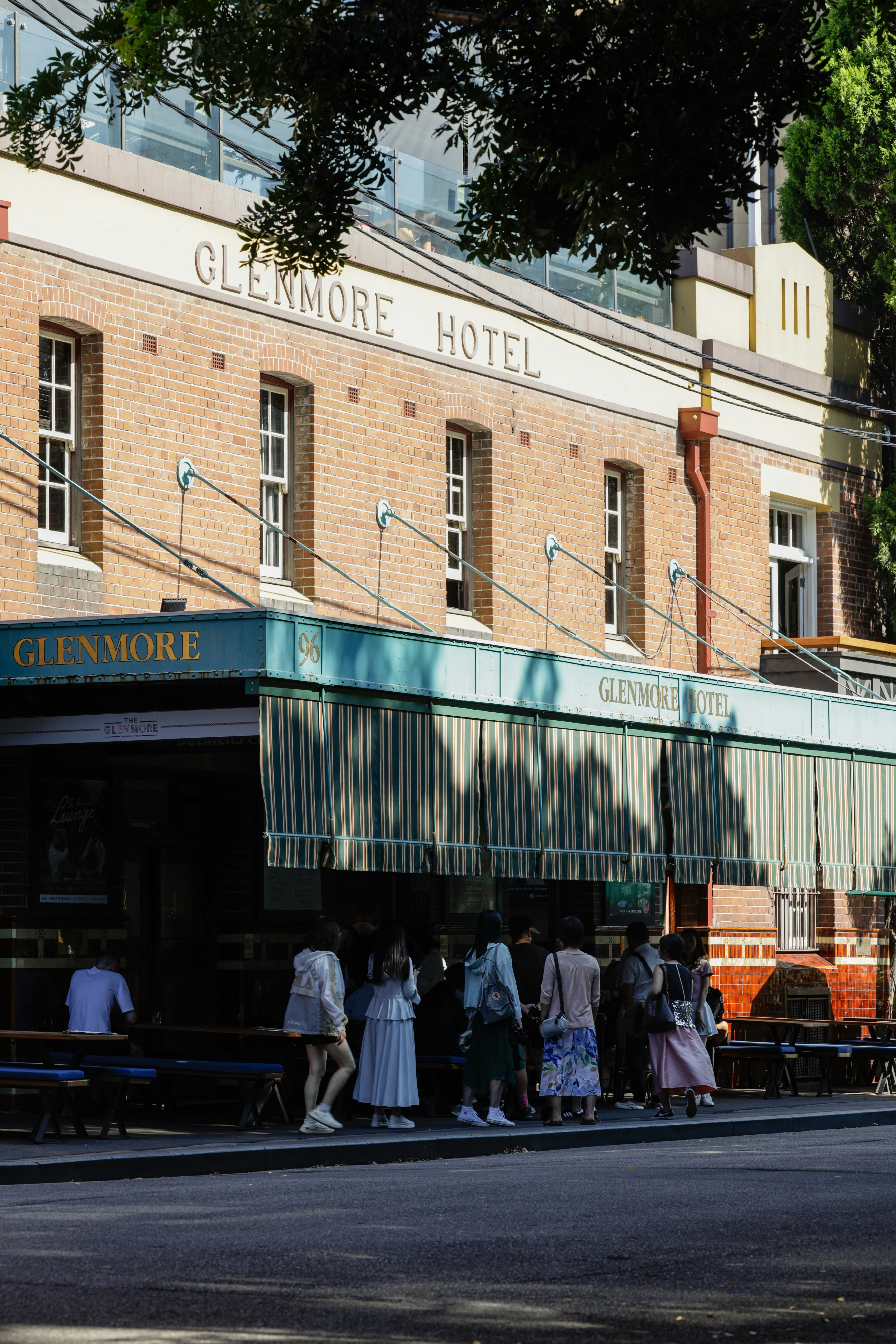 Um grupo de pessoas em pé do lado de fora de um prédio