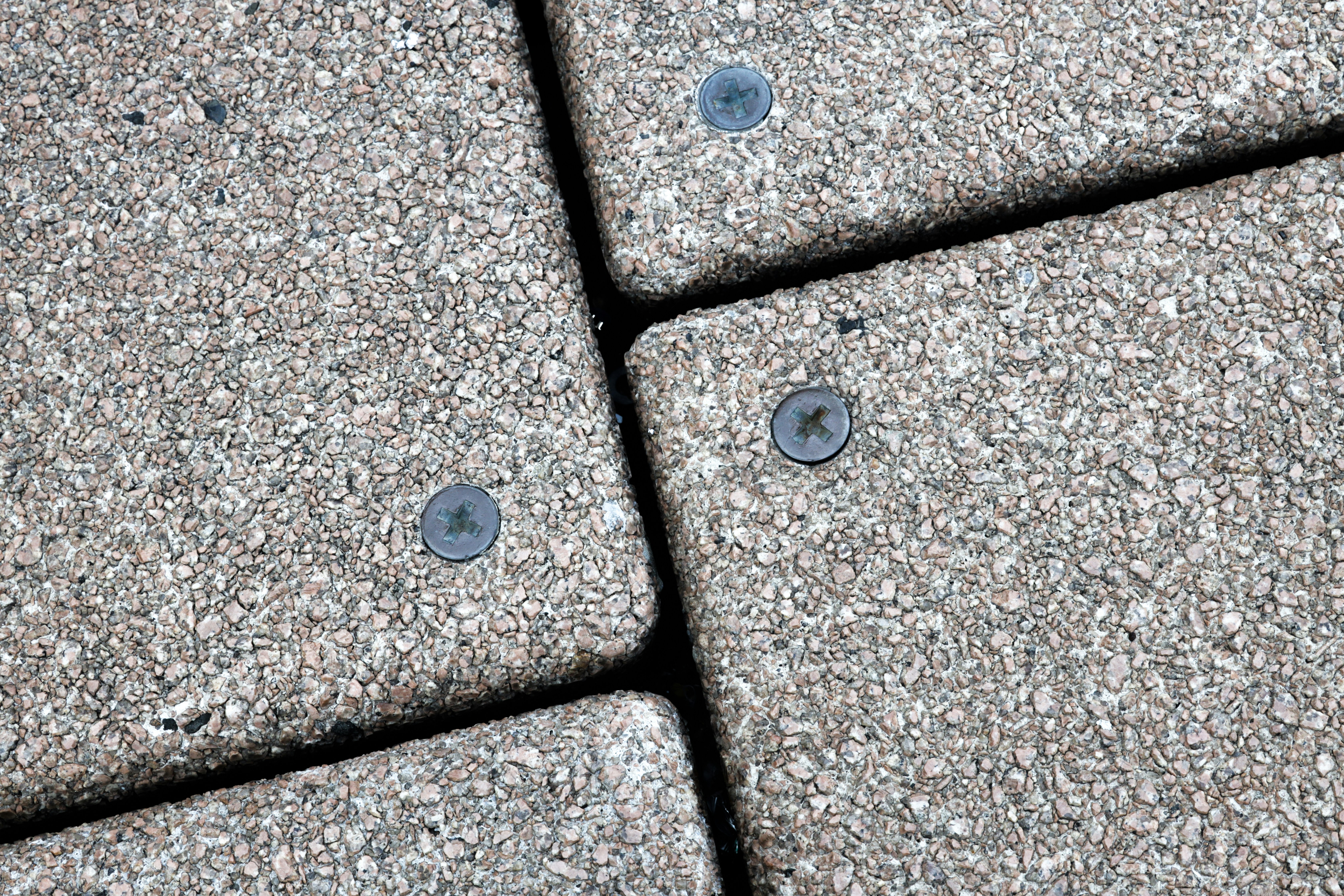 Um close-up de uma superfície de cimento com furos nele