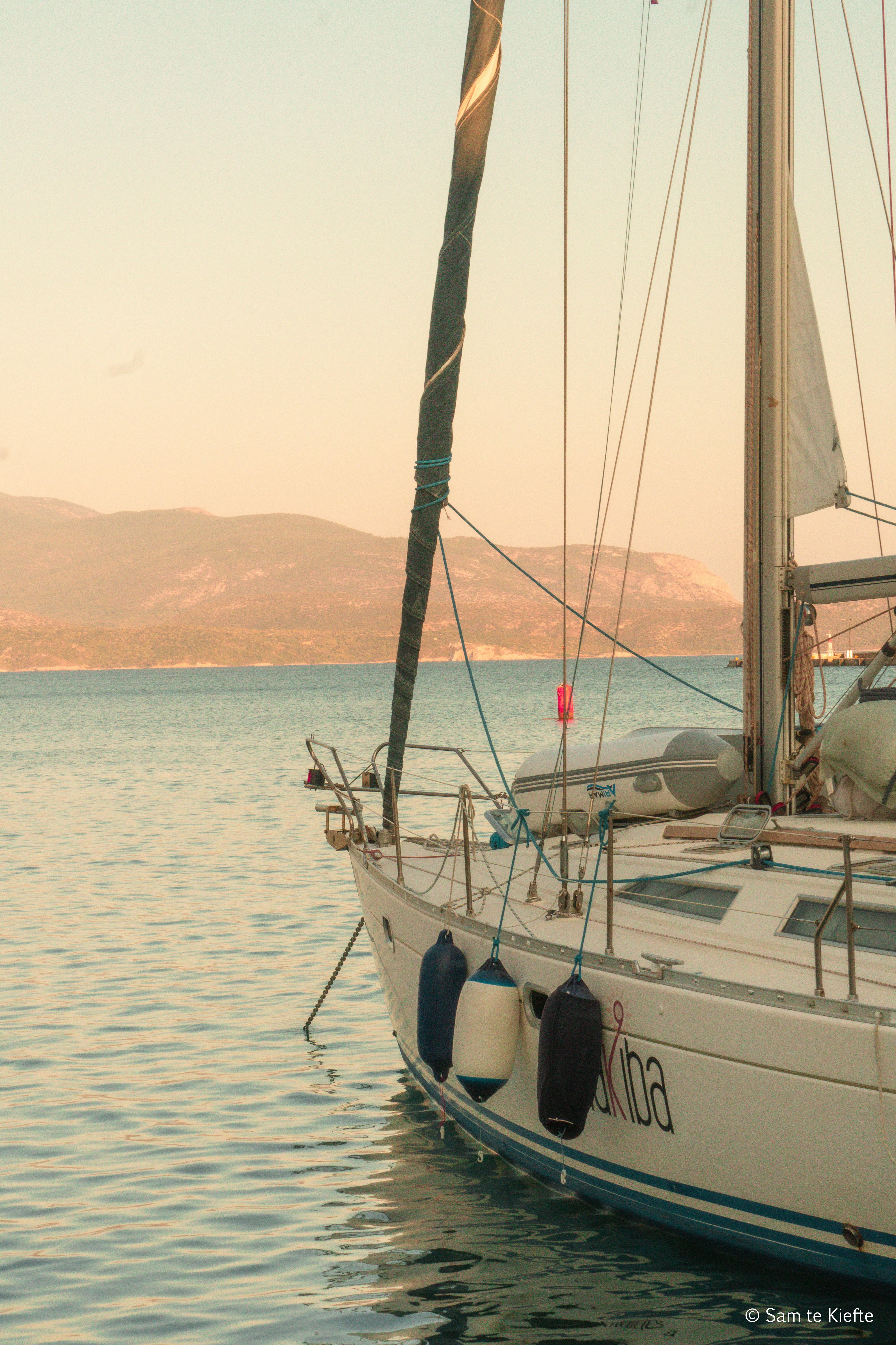 水面に浮かぶ白い帆船