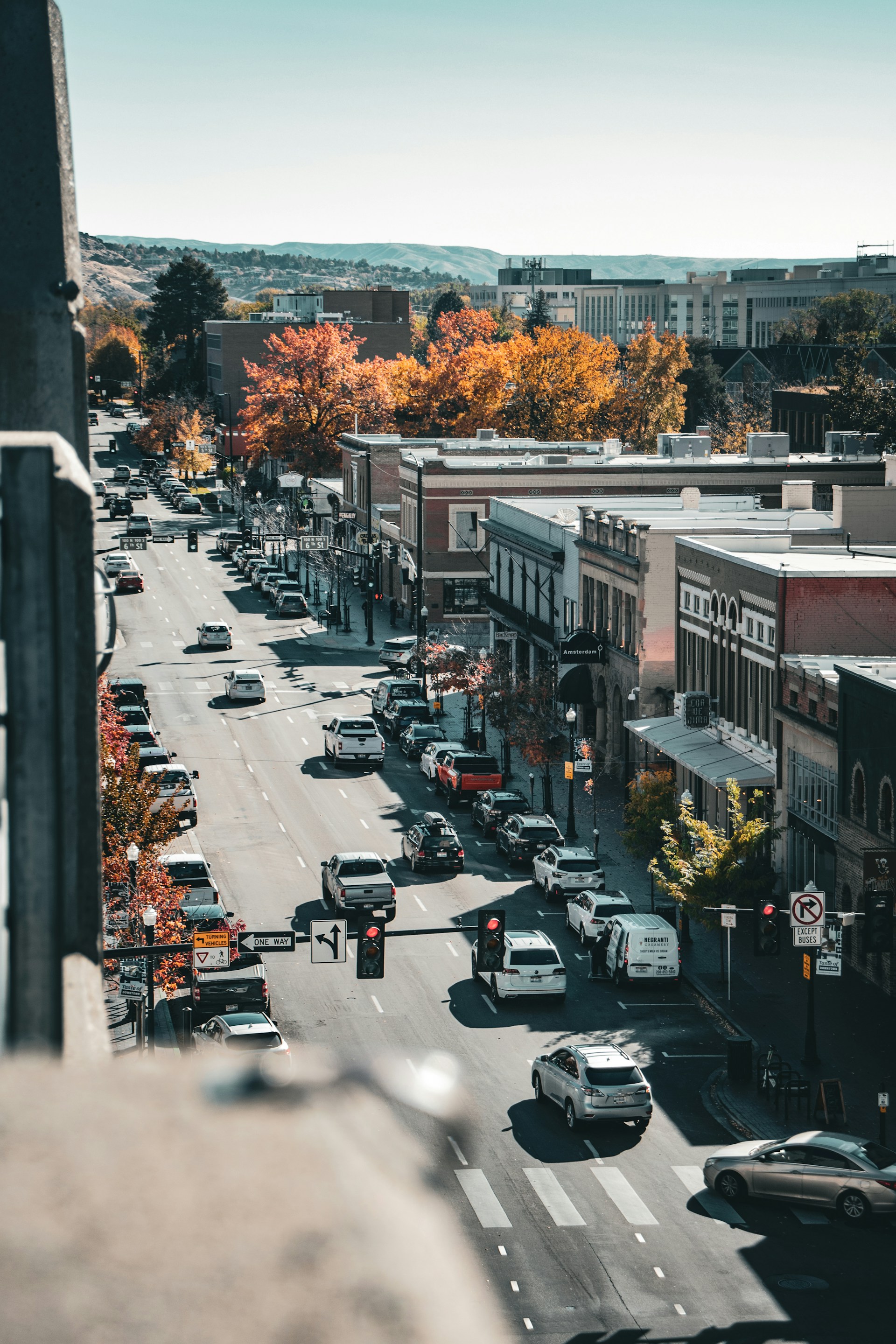A city street filled with lots of traffic