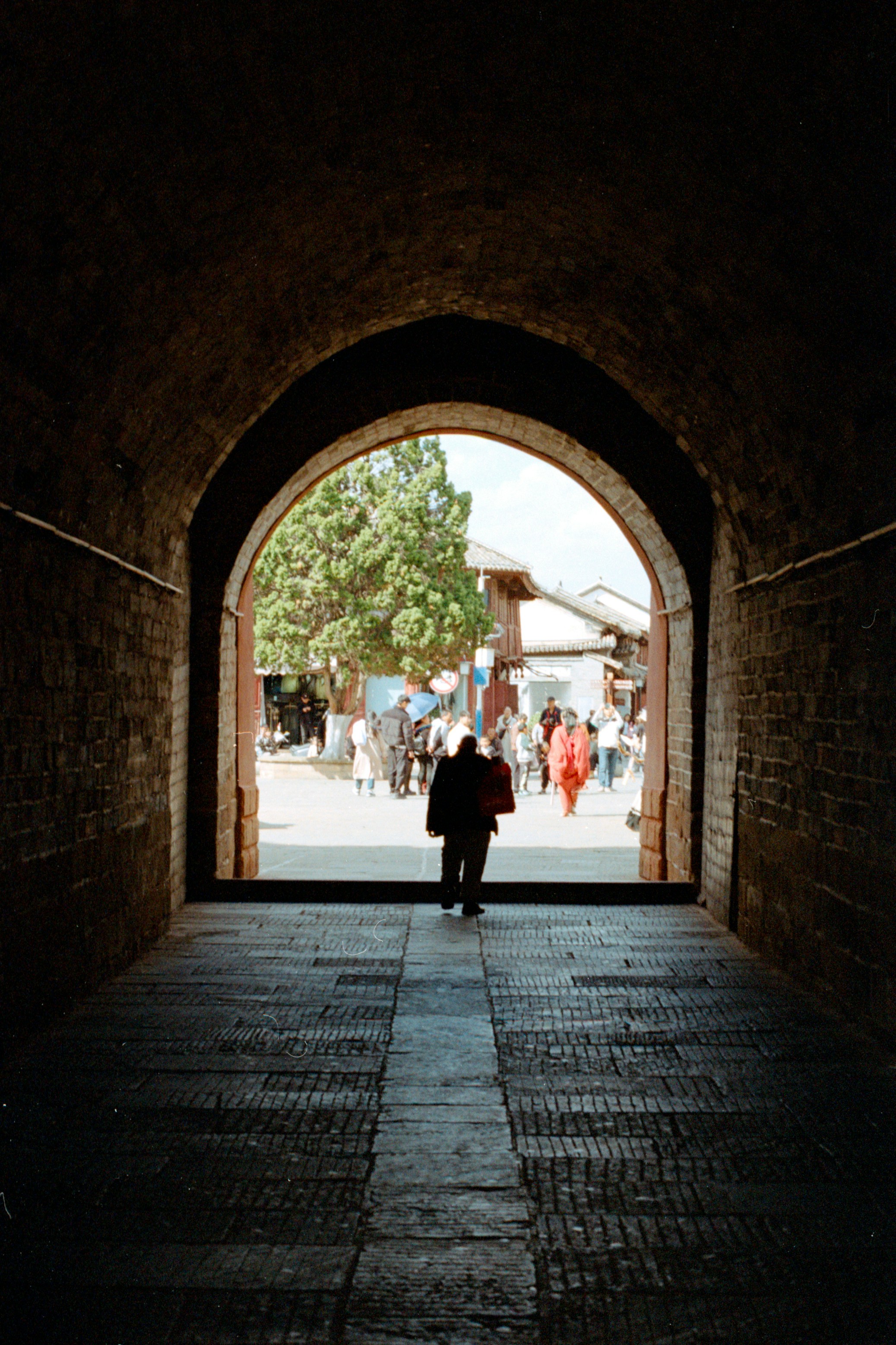 Ein Mann steht in einem dunklen Tunnel mit einem Licht am Ende