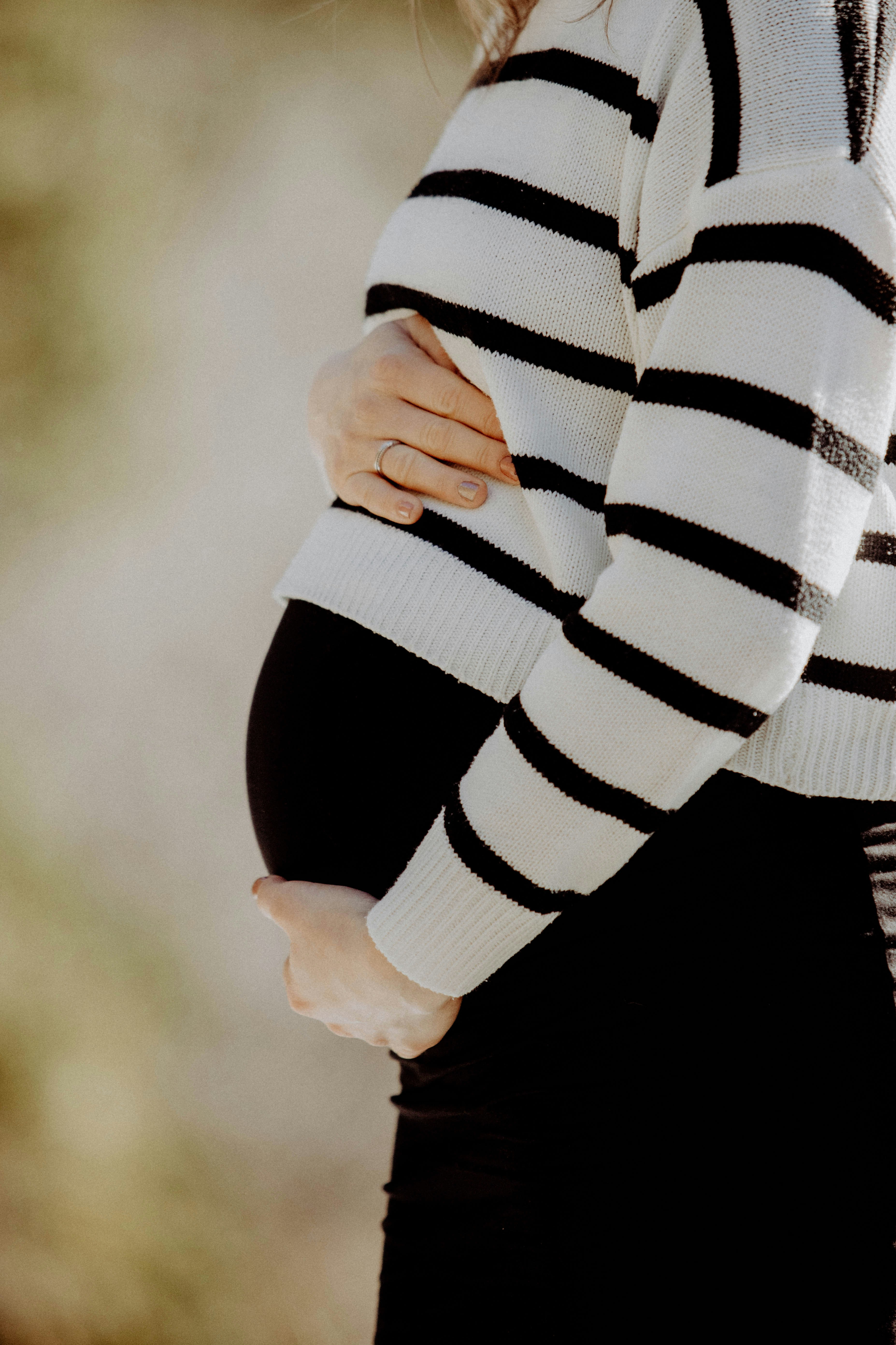 Une femme portant un pull rayé noir et blanc