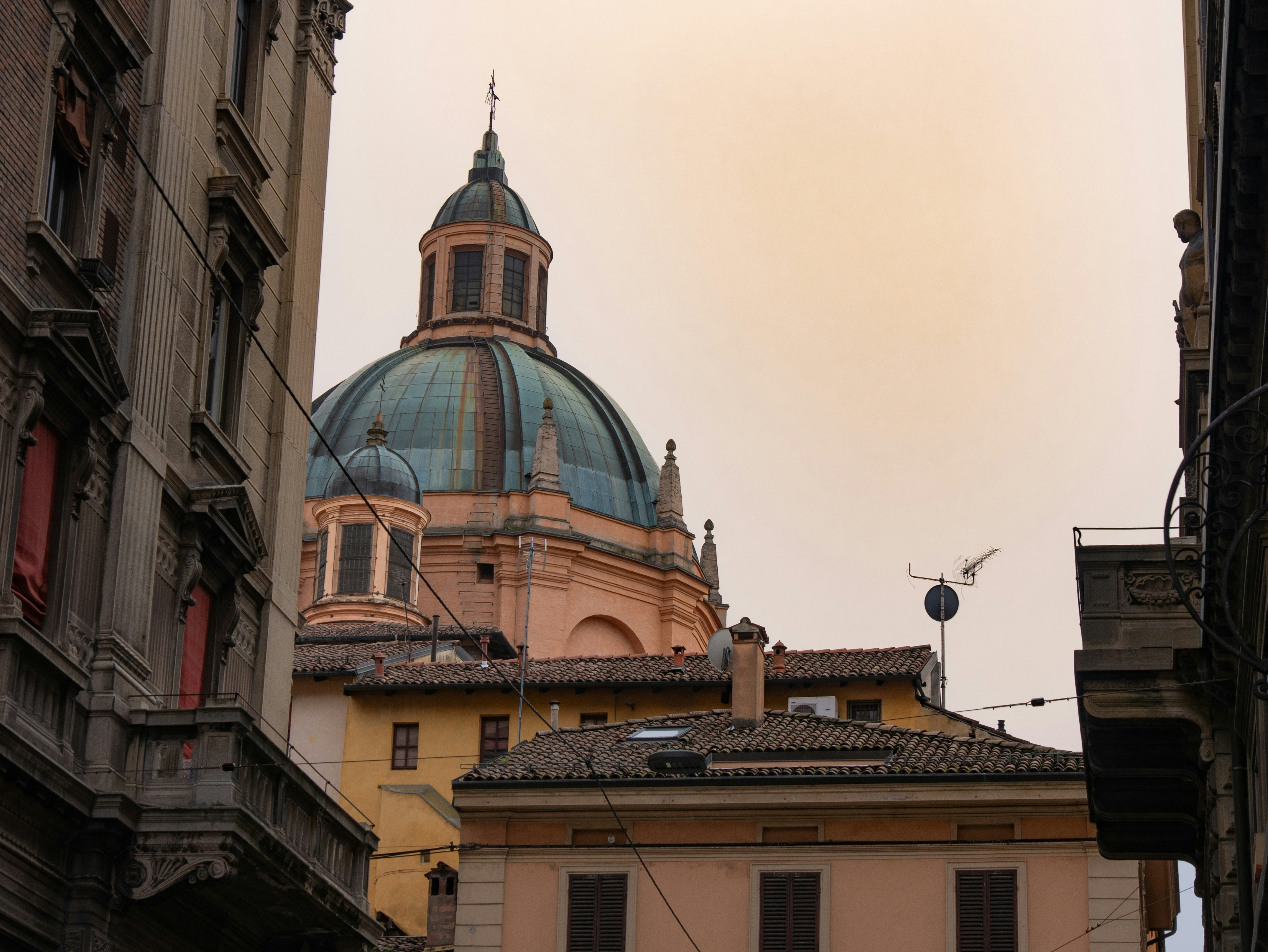 ドームを上に乗せた高層ビル