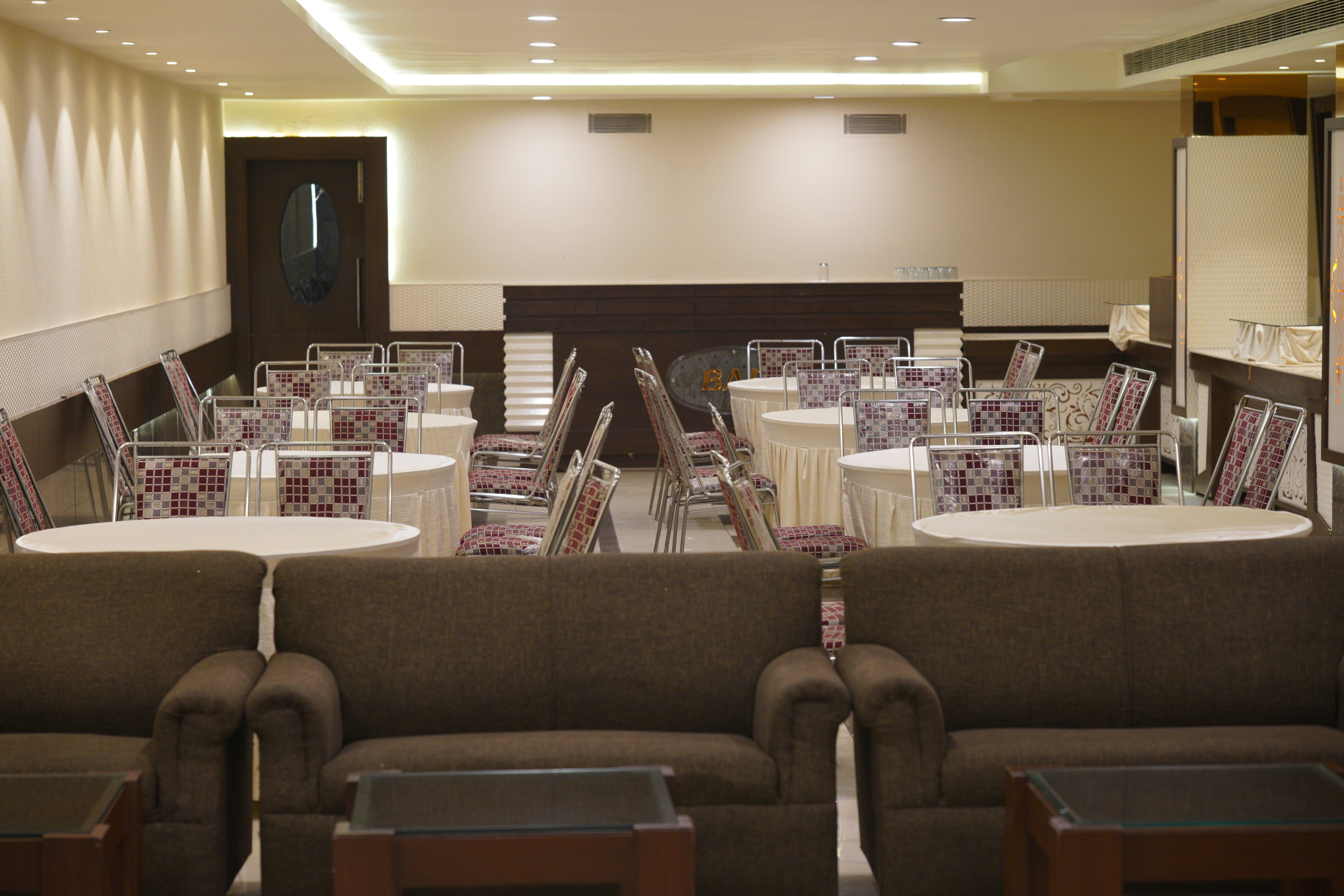 Image de Tarifs DJ pour séminaire en hôtel de luxe : guide 2025