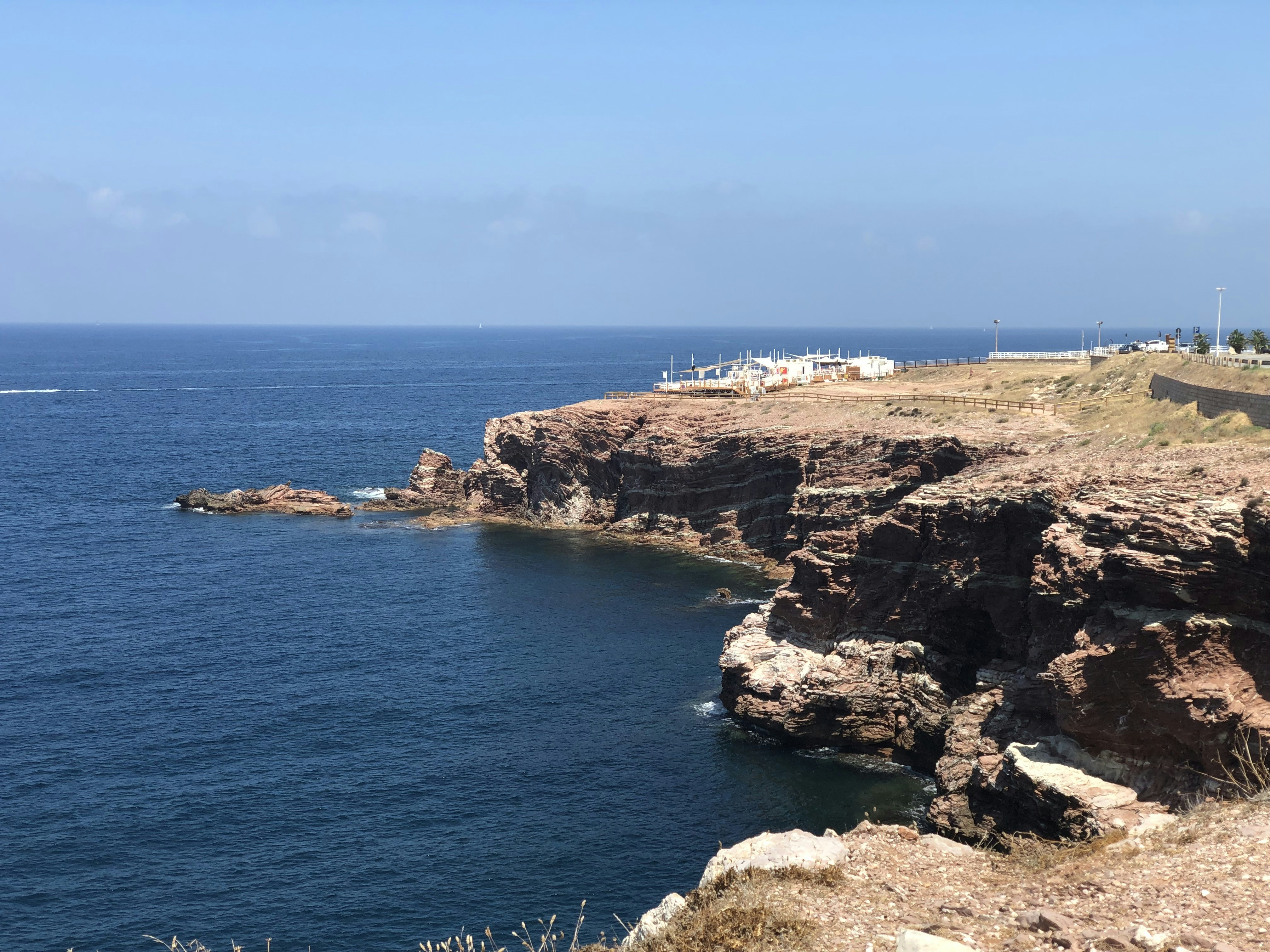 Vista di uno specchio d'acqua da una scogliera
