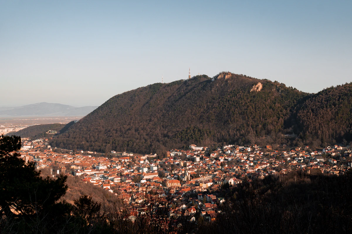 Cazare în Poiana Brașov: centrul vechi al Brașovului și Tâmpa, văzute de sus