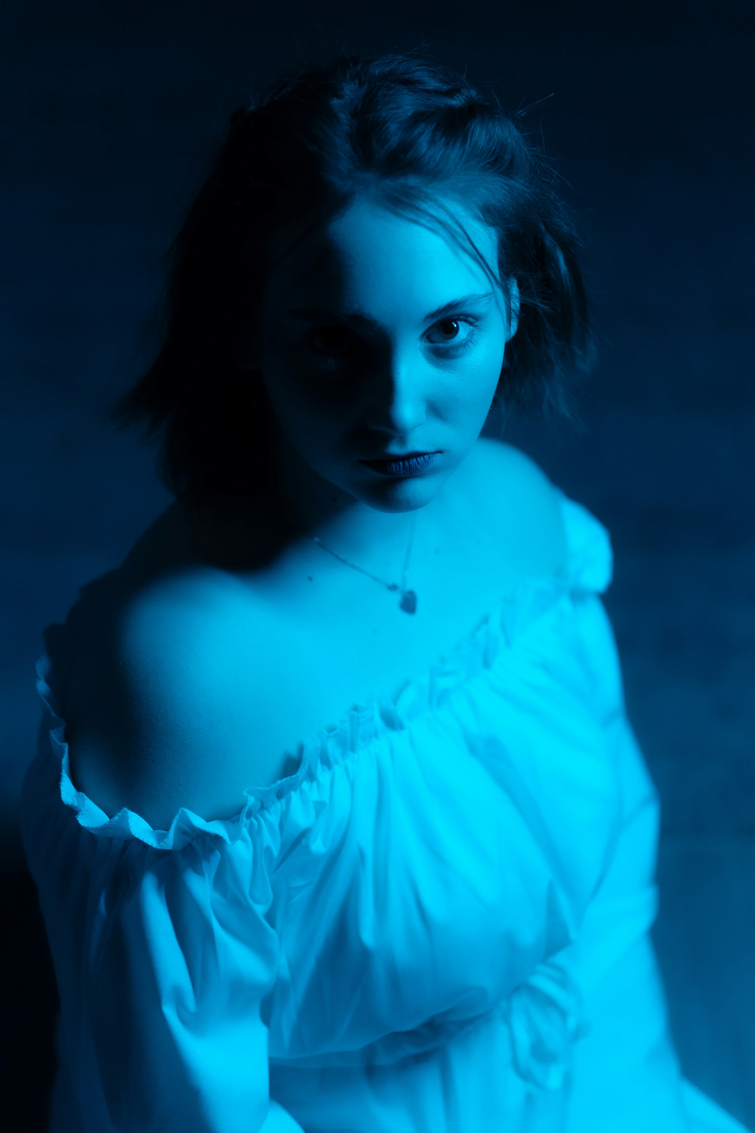 Uma mulher em um vestido branco posando para uma foto