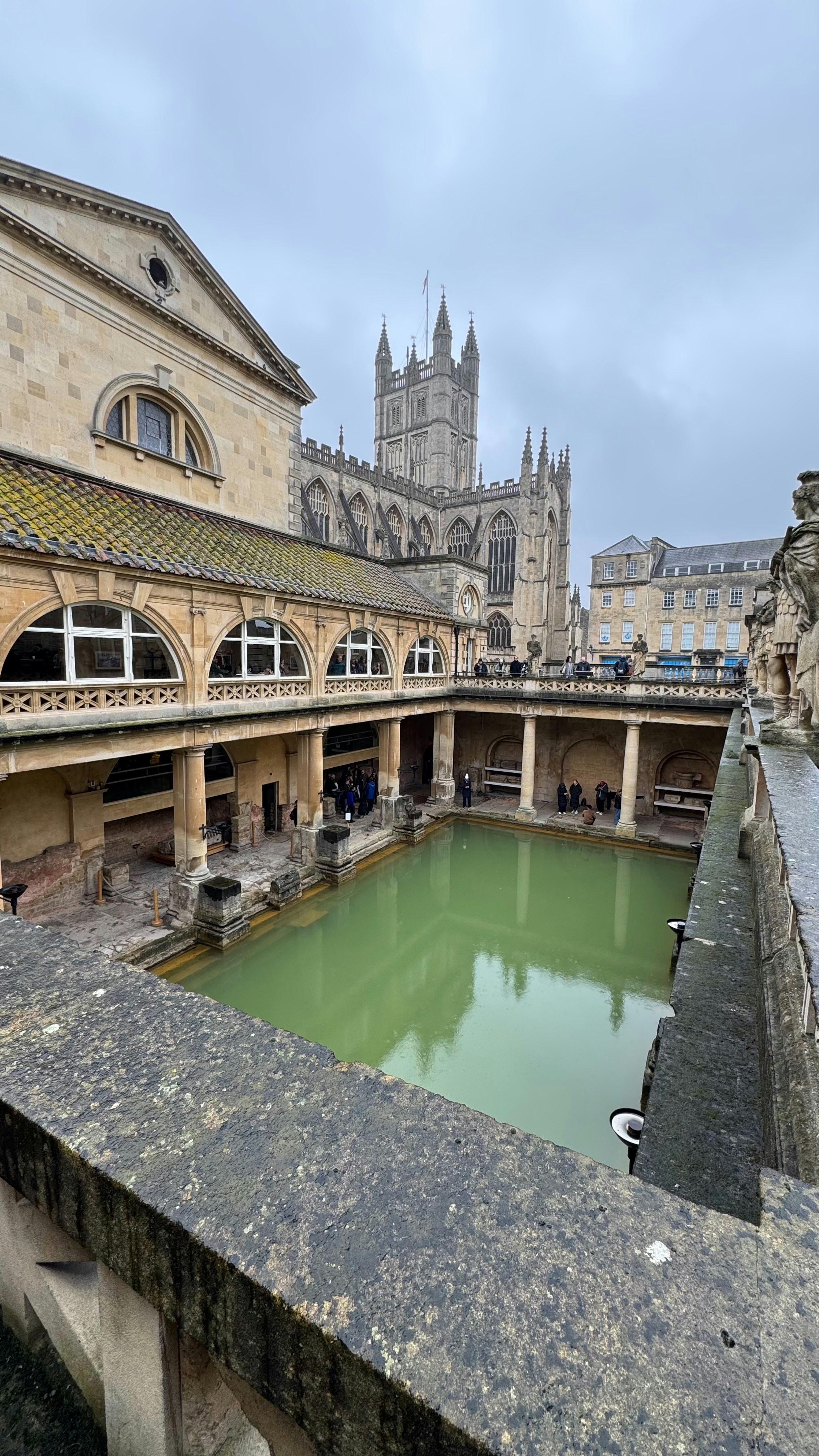 A large building with a pool of water in the middle of it