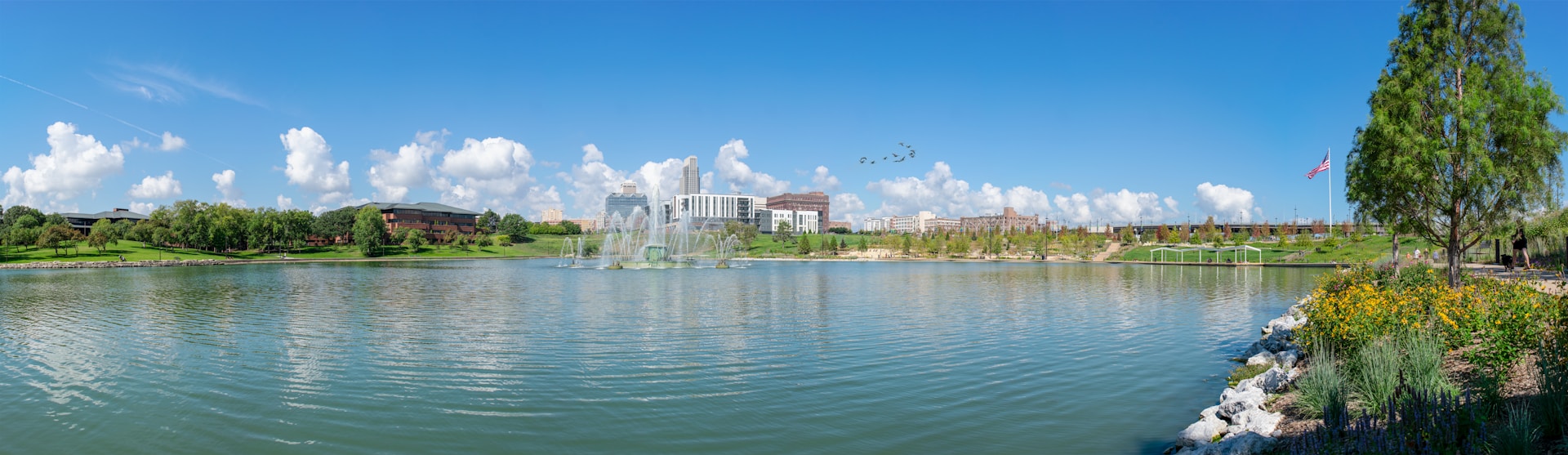 A lake with a fountain in the middle of it