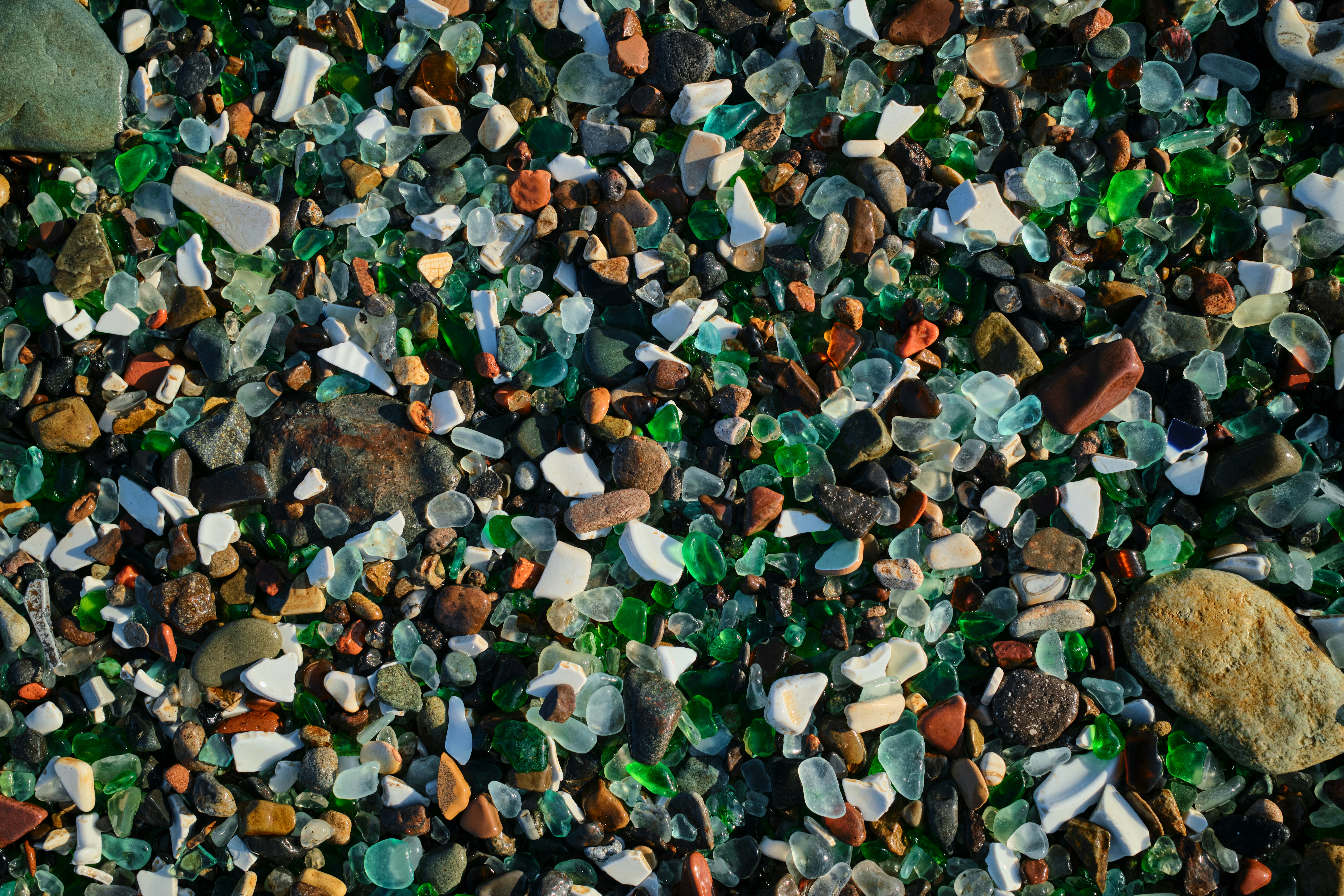 Ein Haufen Steine und Kies, die alle verschiedene Farben haben