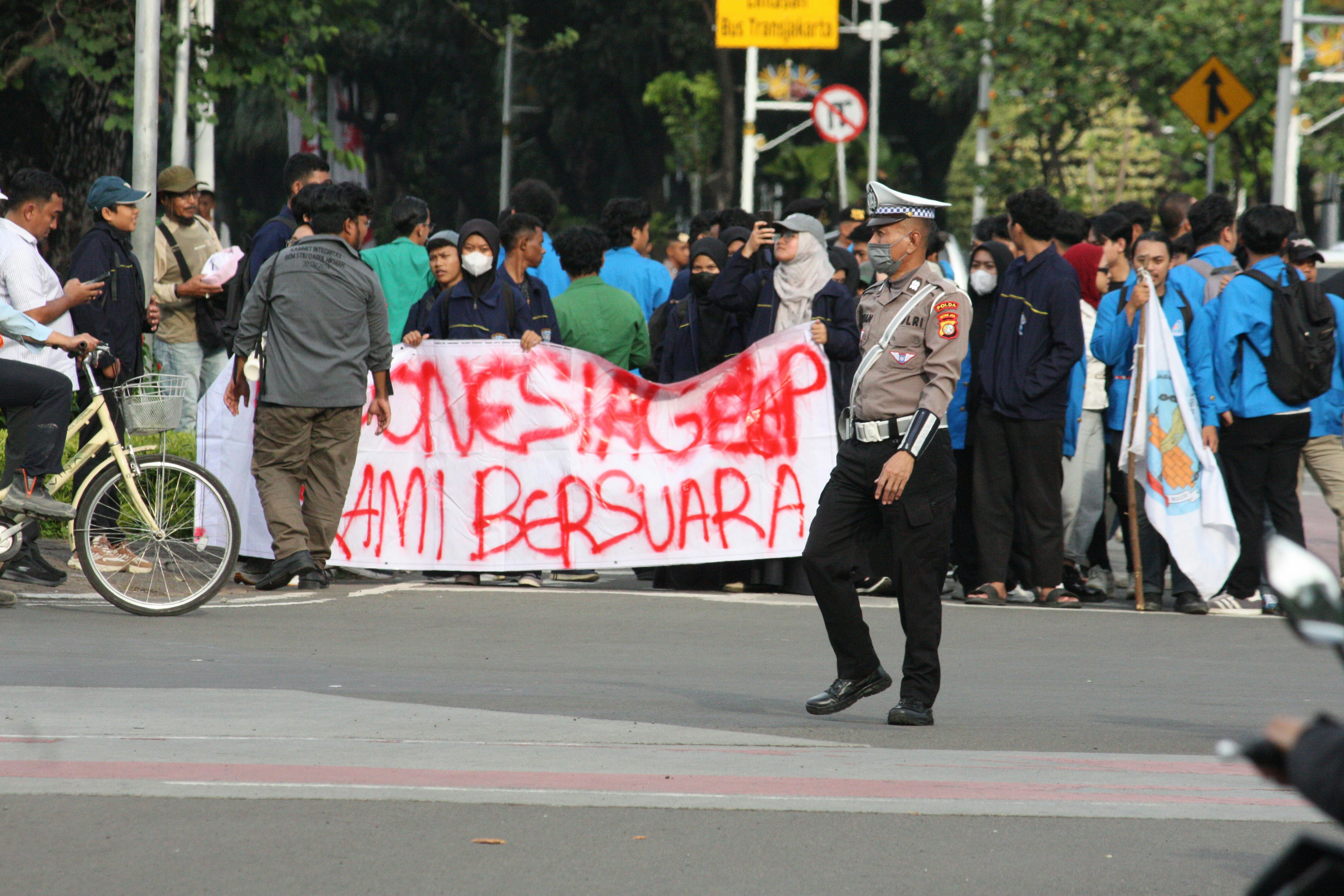 A policeman to manage the protester of Indonesia Gelap