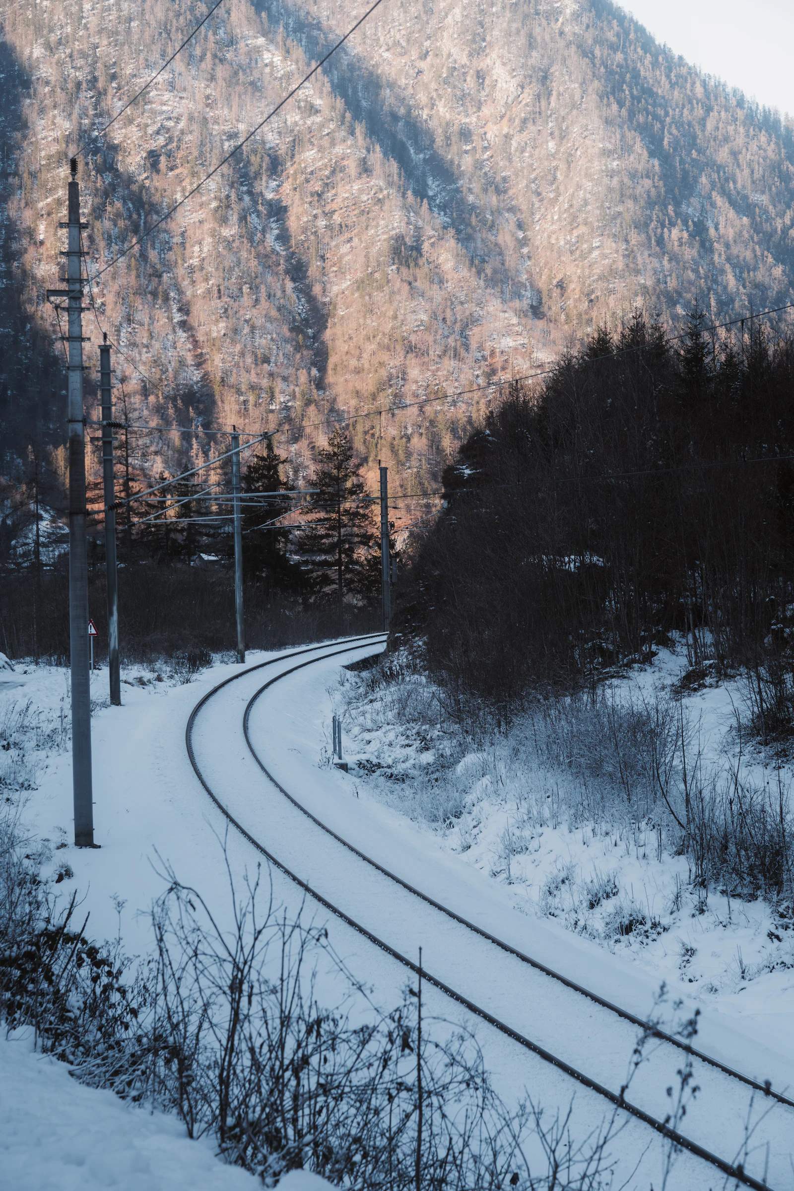 Voie ferrée de montagne dans un paysage enneigé (photo d'illustration)