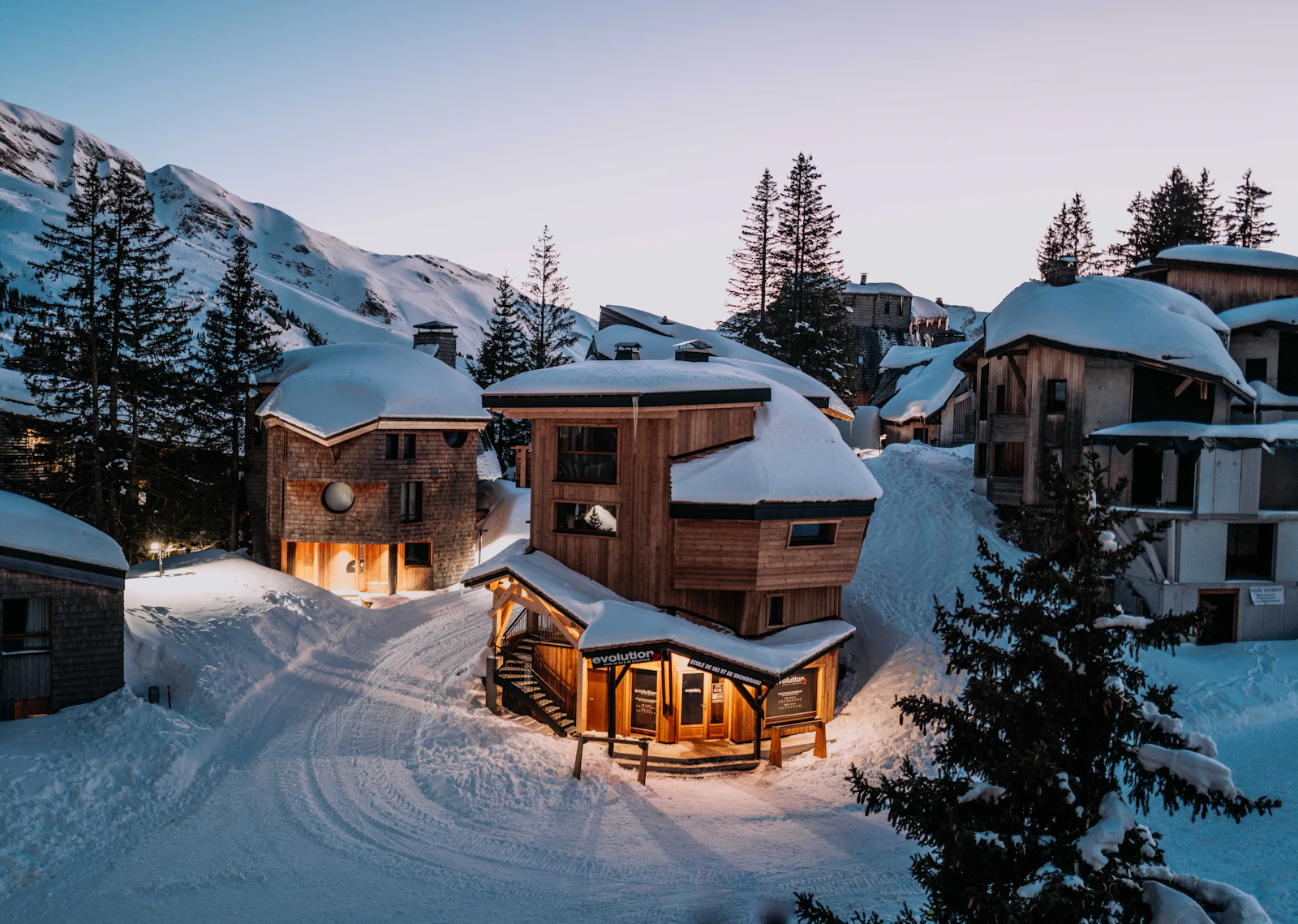Intérieur de chalet — bois chaud, plaid, fenêtre sur la neige