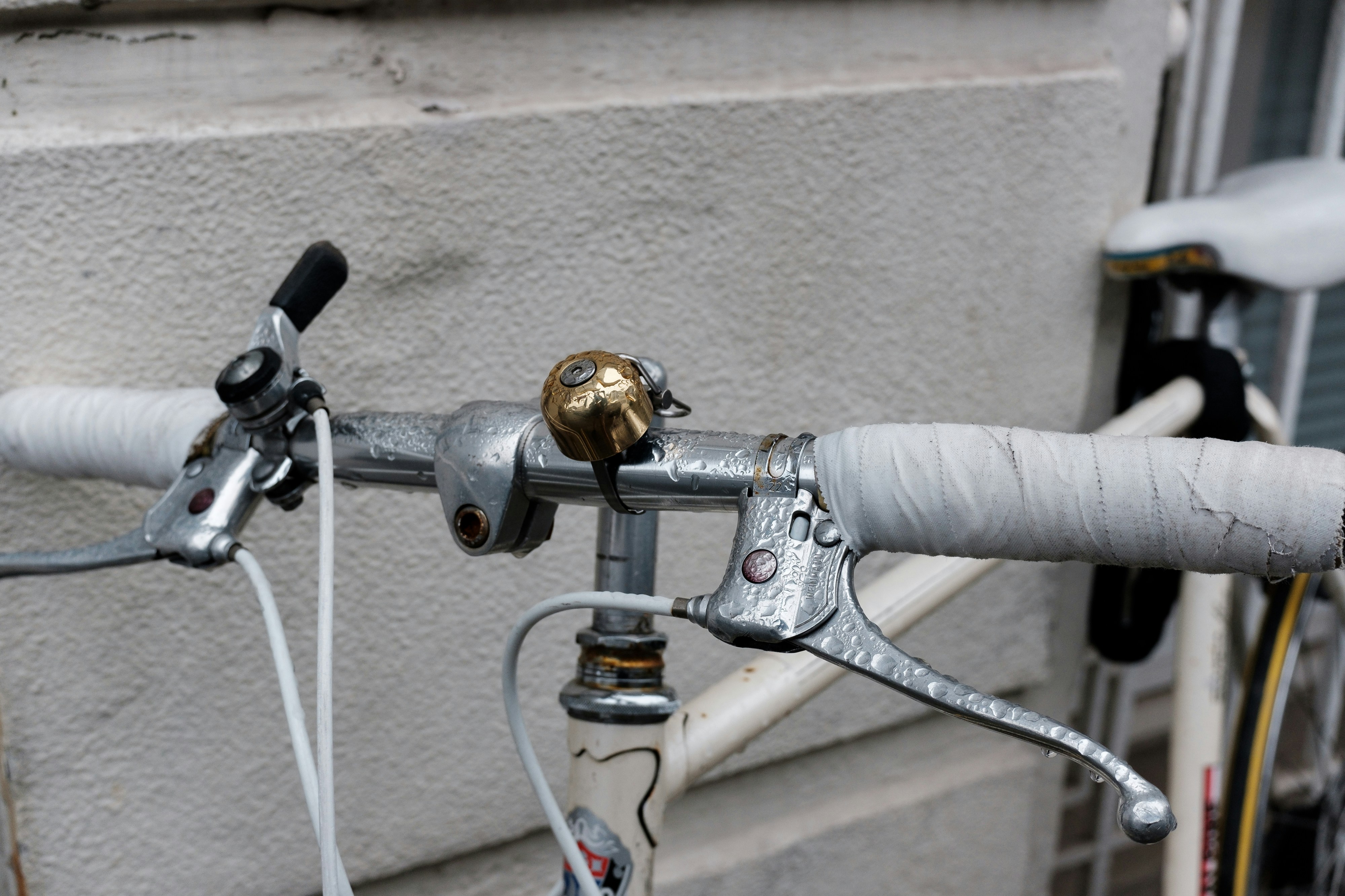A close up of the handlebars of a bicycle