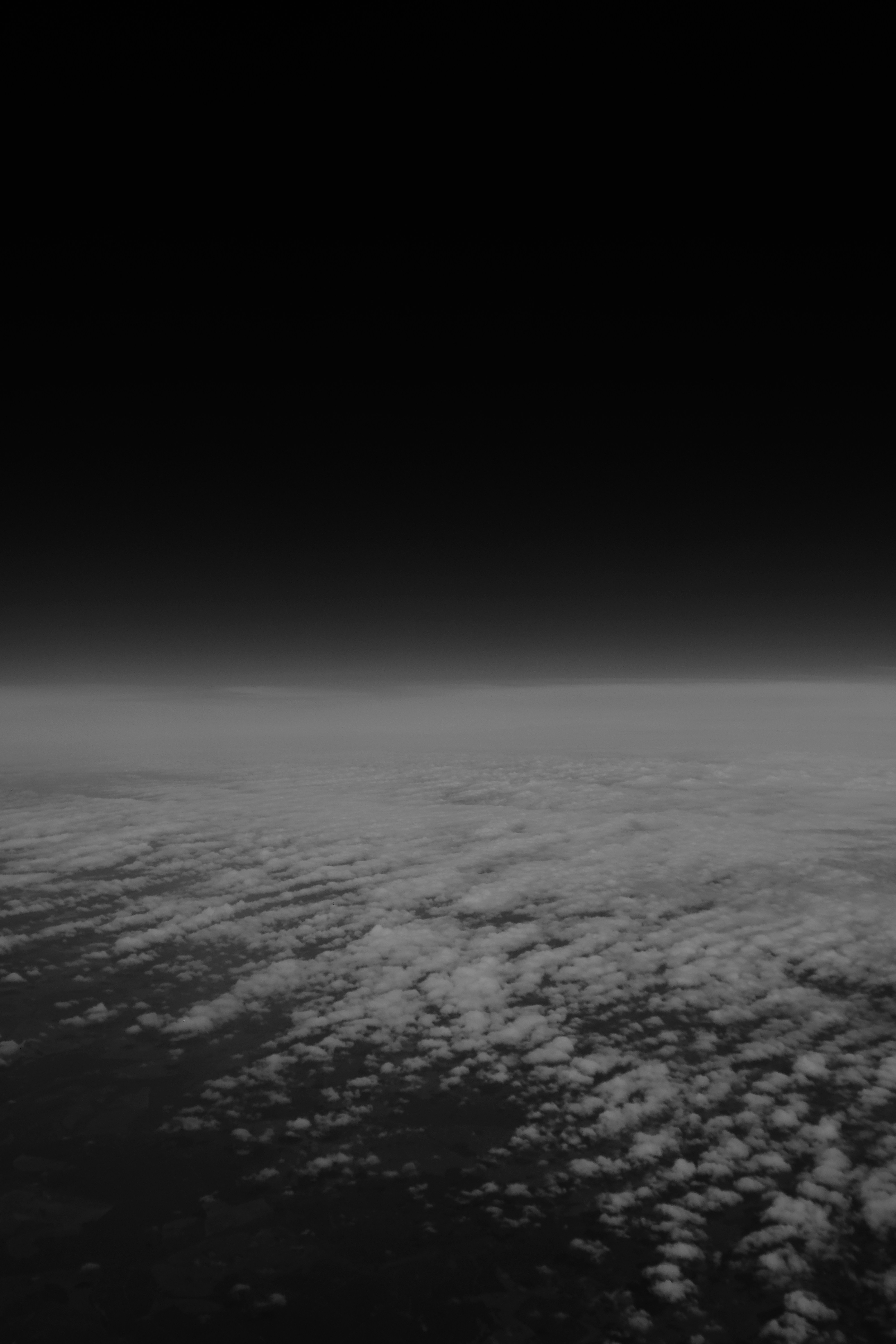 Ein Schwarz-Weiß-Foto von Wolken am Himmel