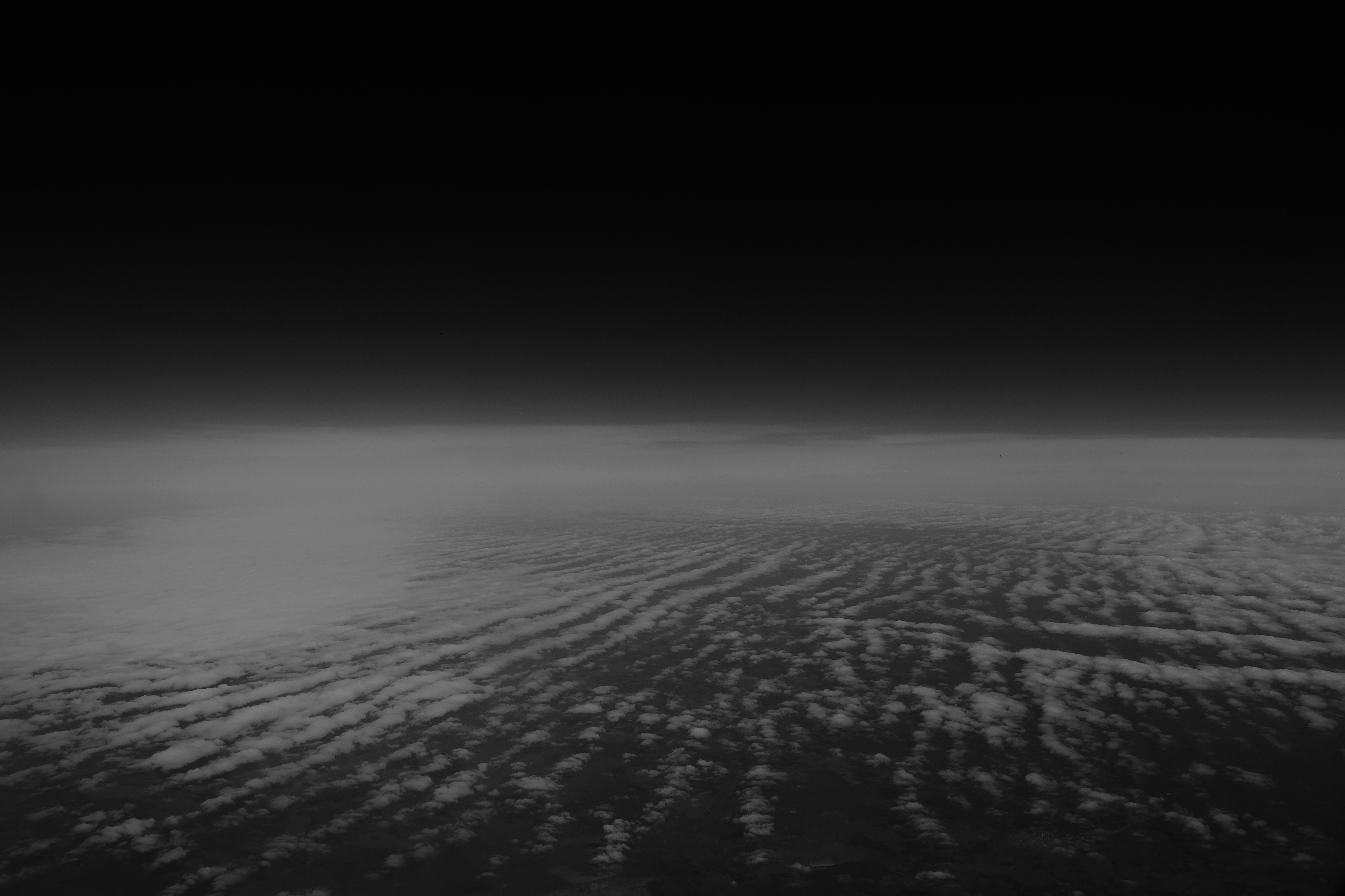 Ein Schwarz-Weiß-Foto von Wolken am Himmel