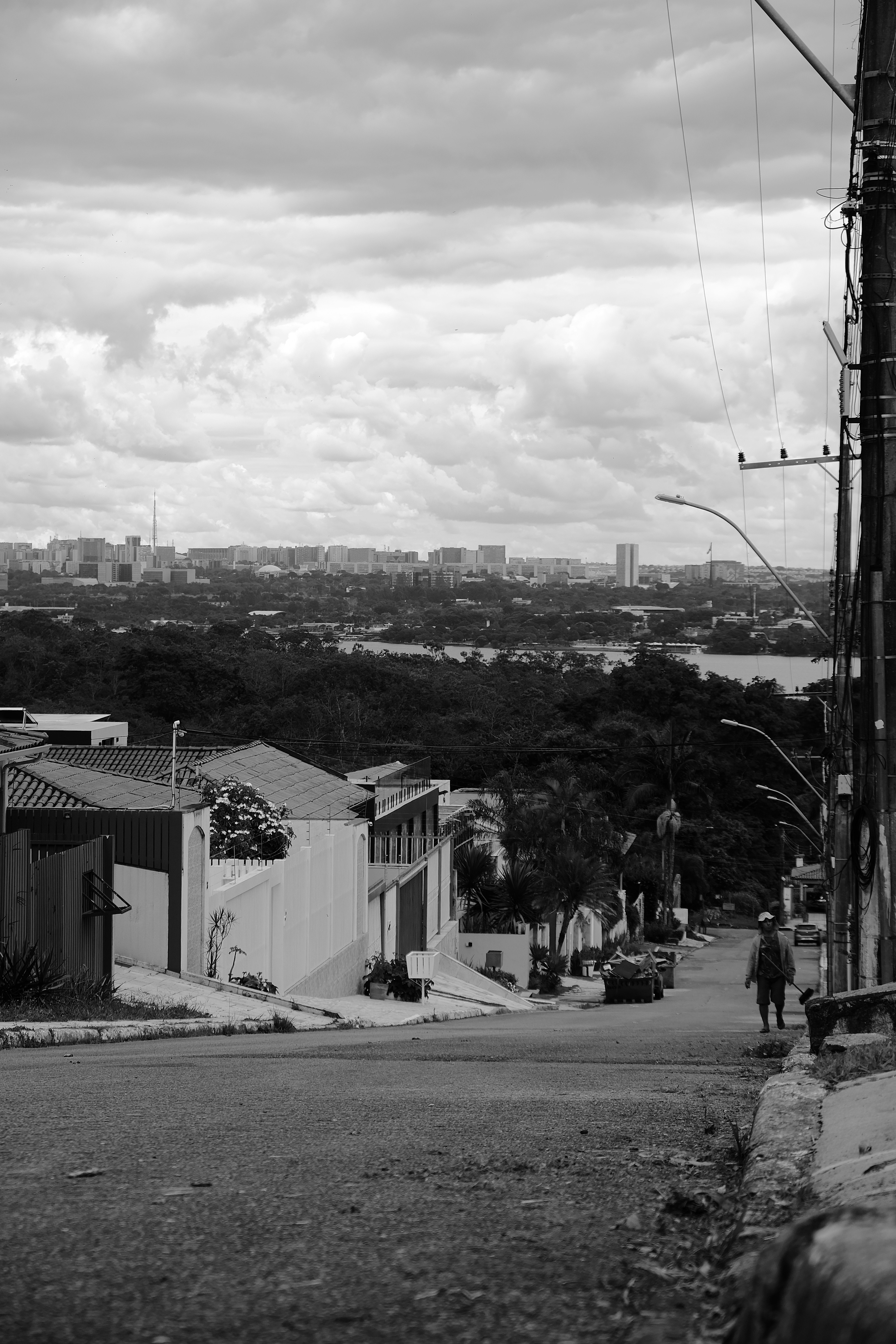 Ein Schwarz-Weiß-Foto einer Straße in der Stadt