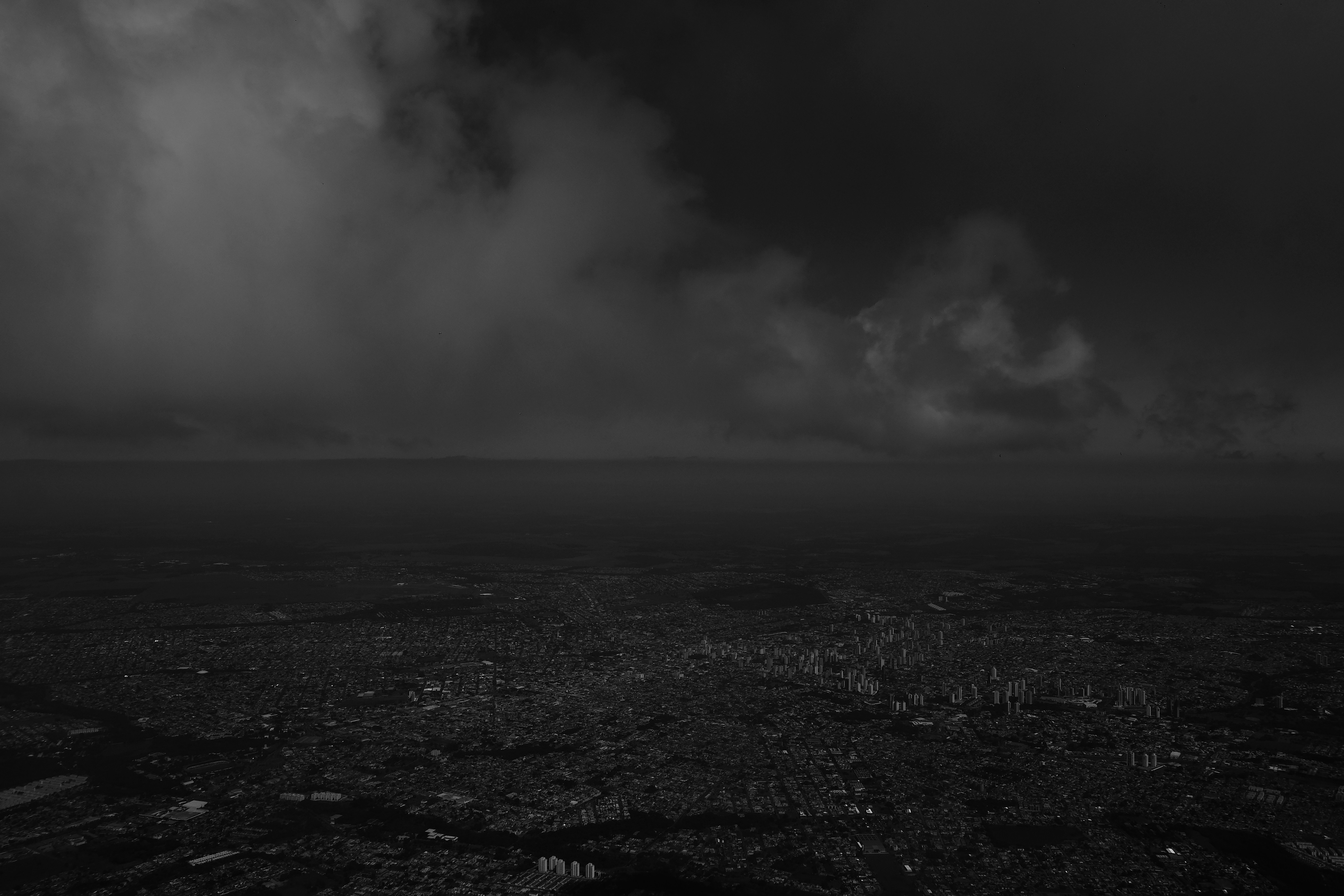 Ein Schwarz-Weiß-Foto einer Stadt unter einem bewölkten Himmel