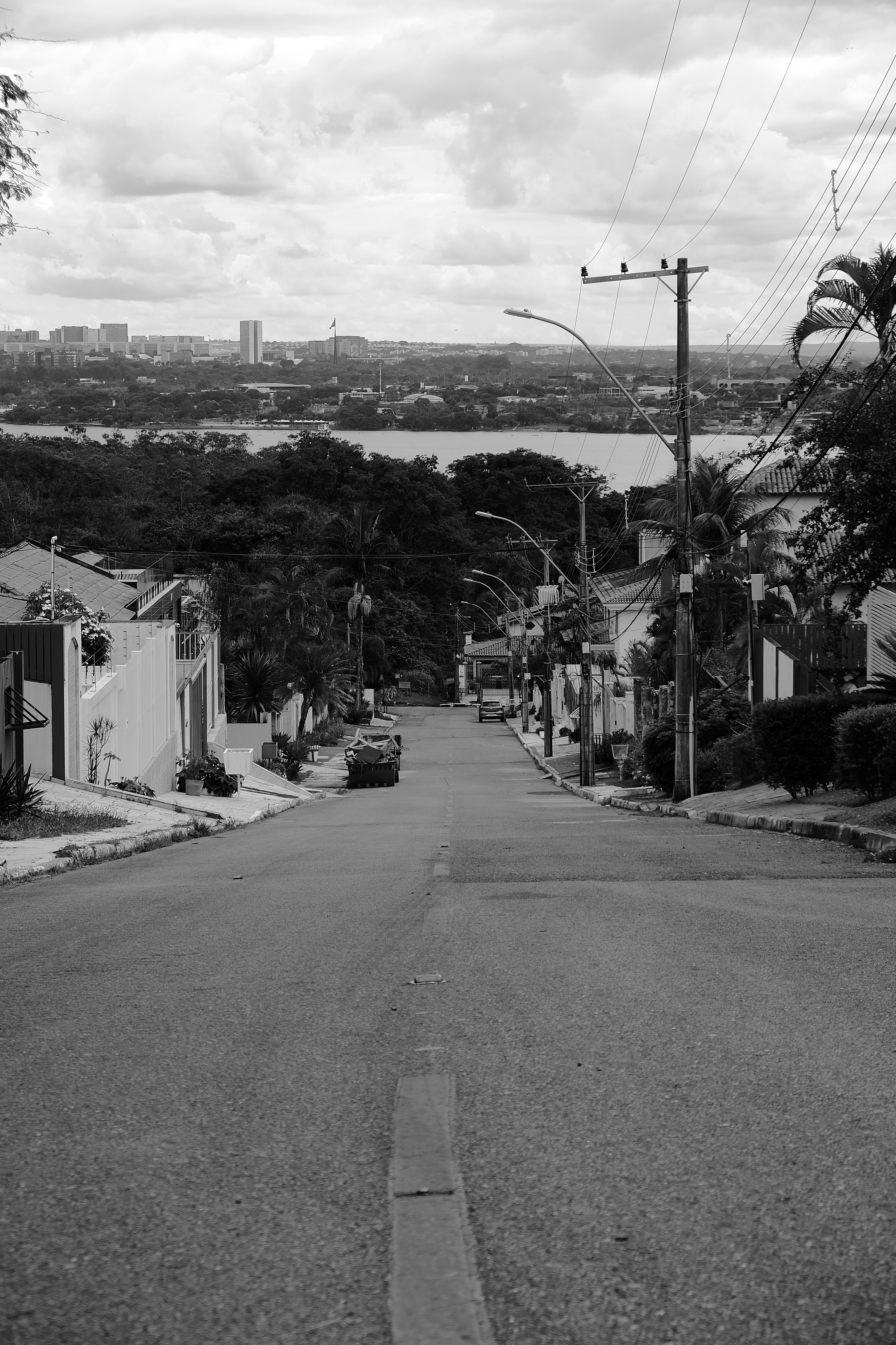 Ein Schwarz-Weiß-Foto einer leeren Straße