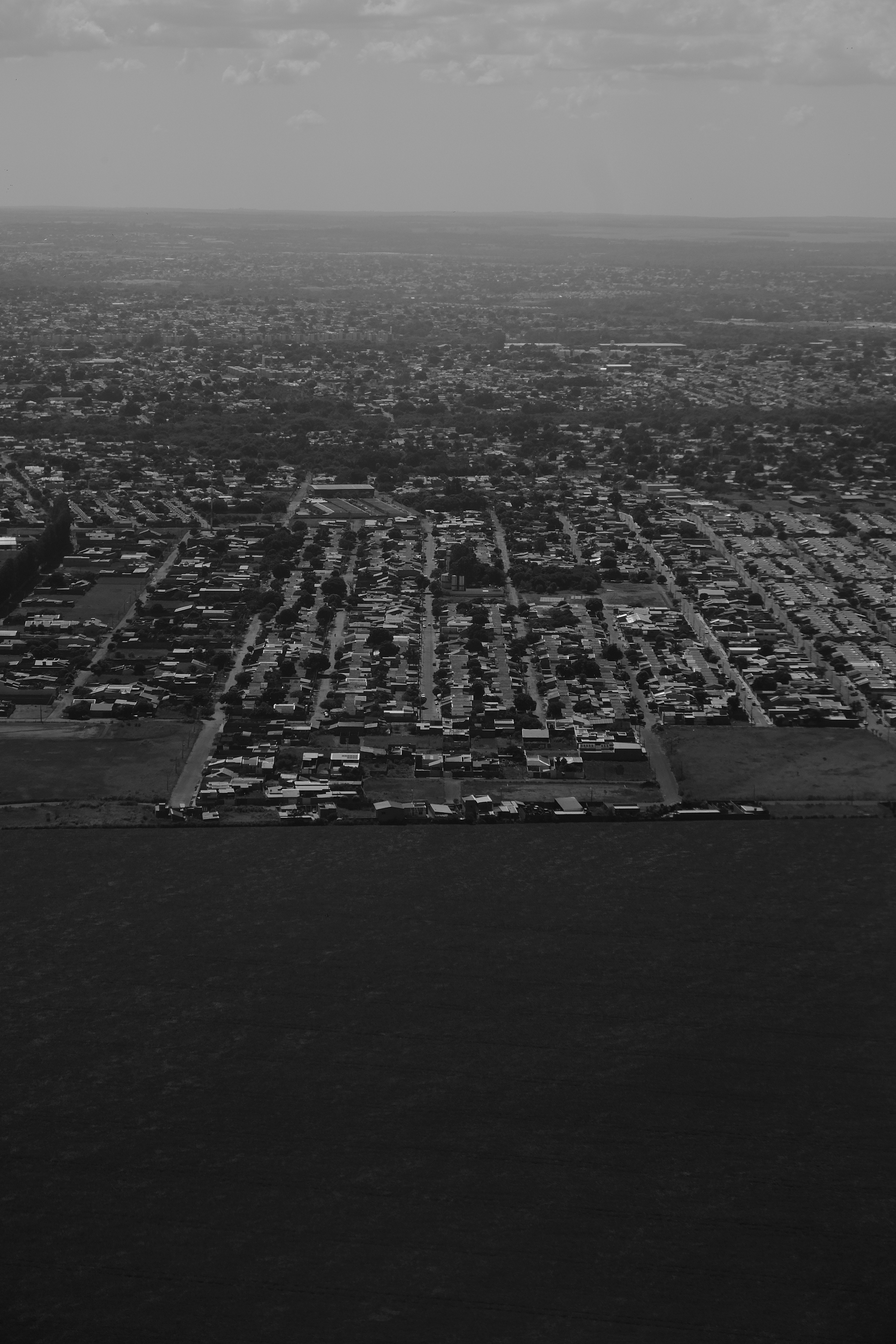 Ein Schwarz-Weiß-Foto einer Stadt