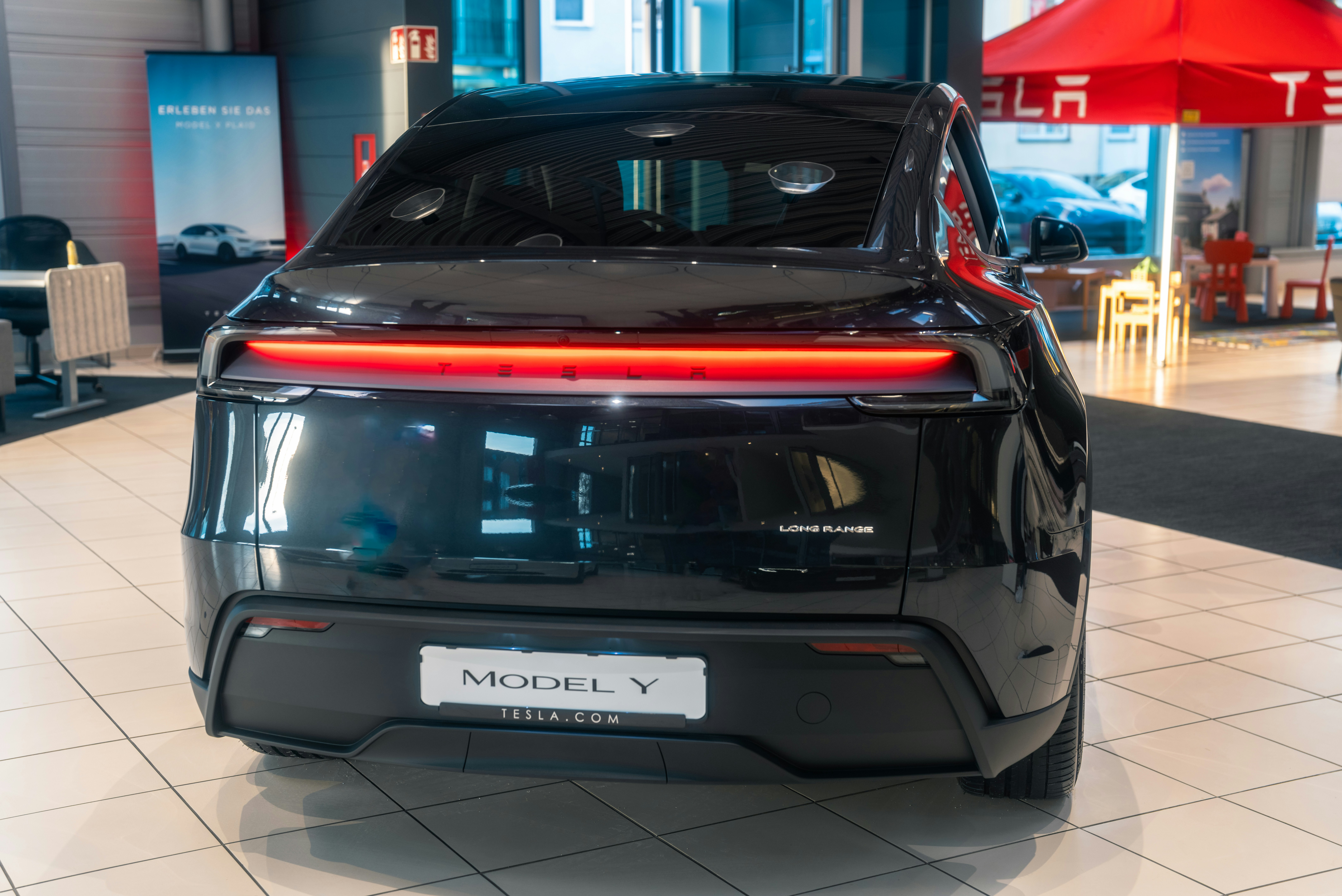 SUV eléctrico aparcado en la calle mientras el mercado gira hacia compactos y berlinas más eficientes