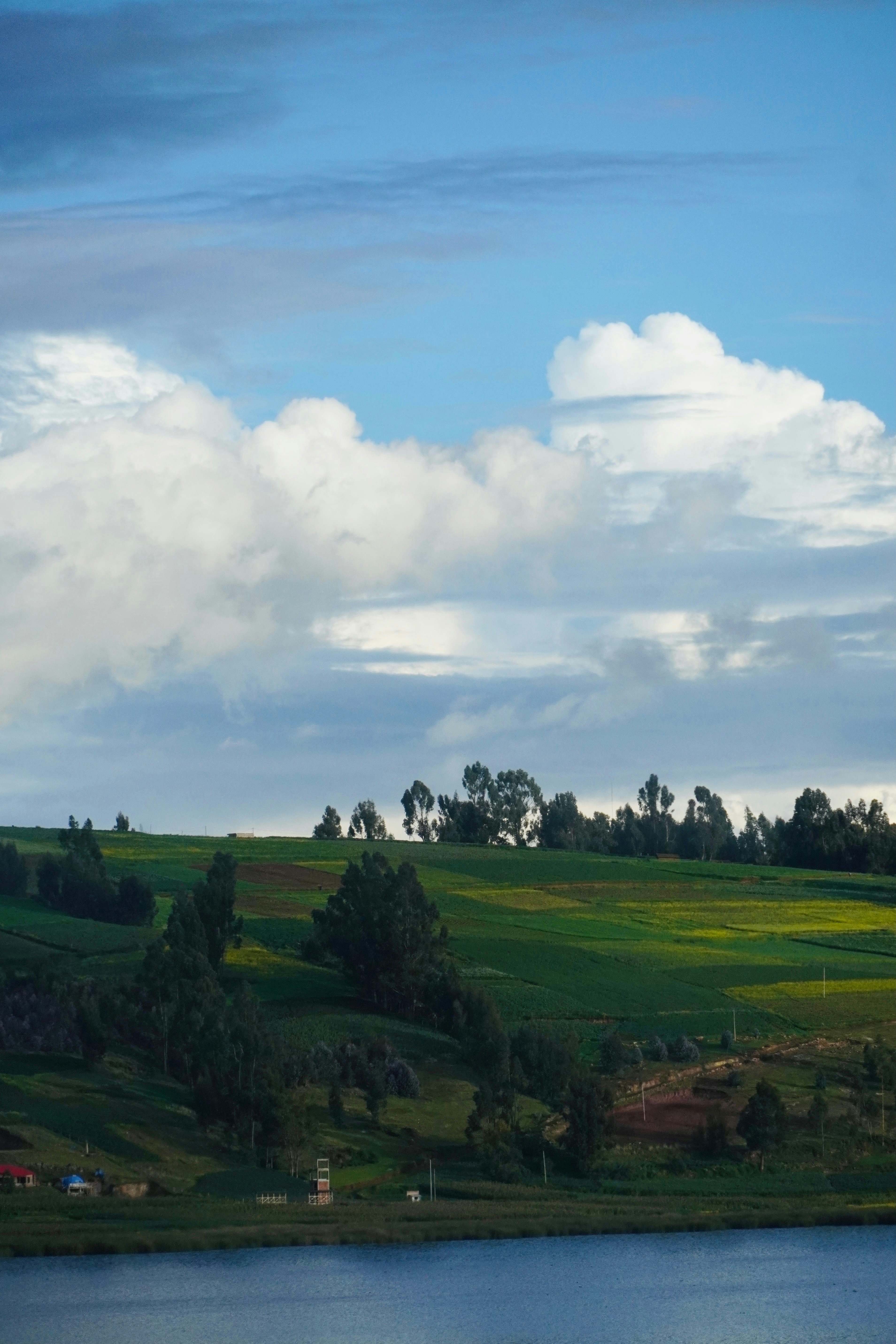 Badan air besar yang dikelilingi oleh ladang hijau subur