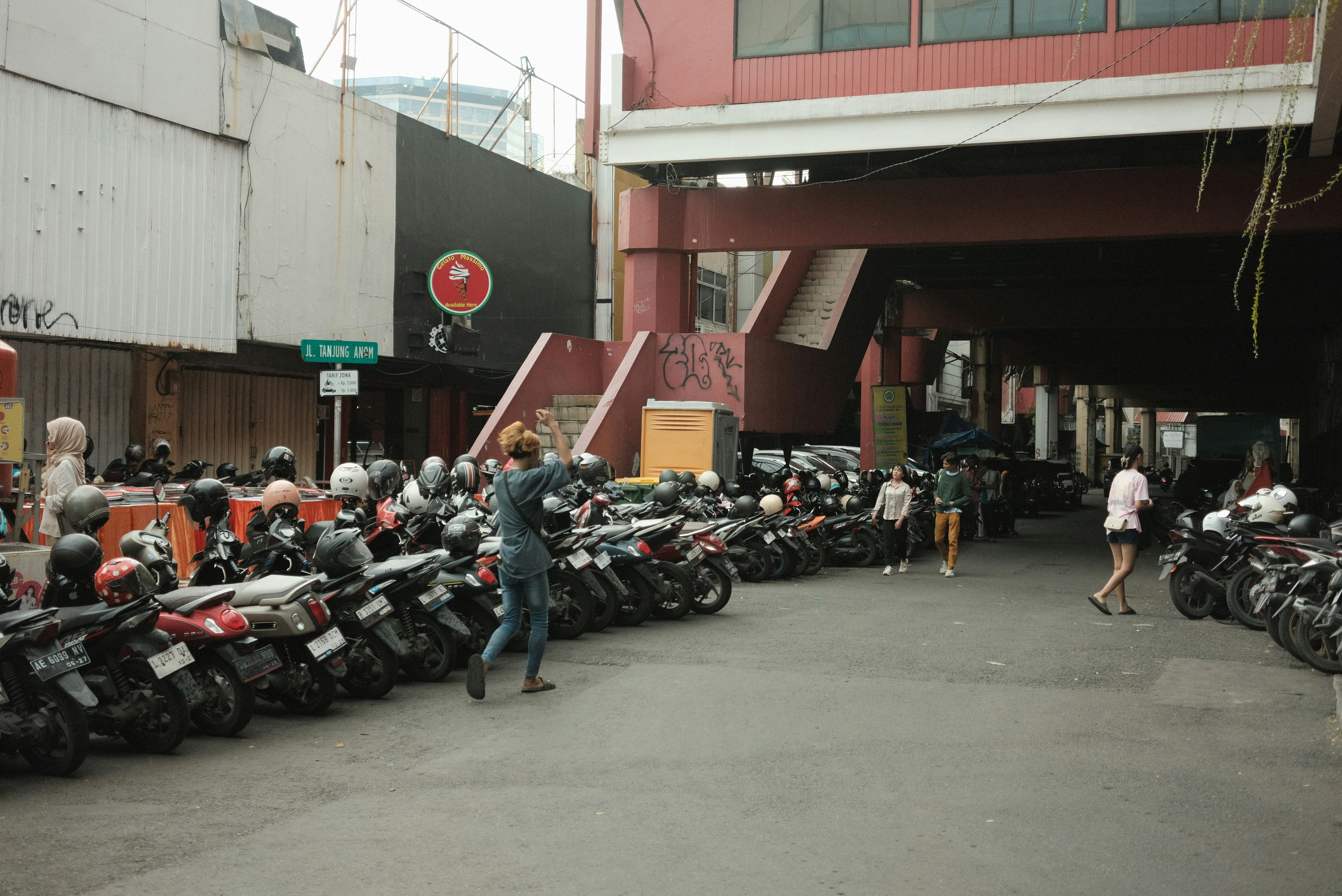 photo-1740184955634-621f4cb1ecc4?ixid=M3wxMjA3fDB8MXxzZWFyY2h8MTF8fHVzZWQlMjBtb3RvcmJpa2VzJTIwZm9yJTIwc2FsZXxlbnwwfHx8fDE3NjUzMTkyNjR8MA\u0026ixlib=rb-4.1.0