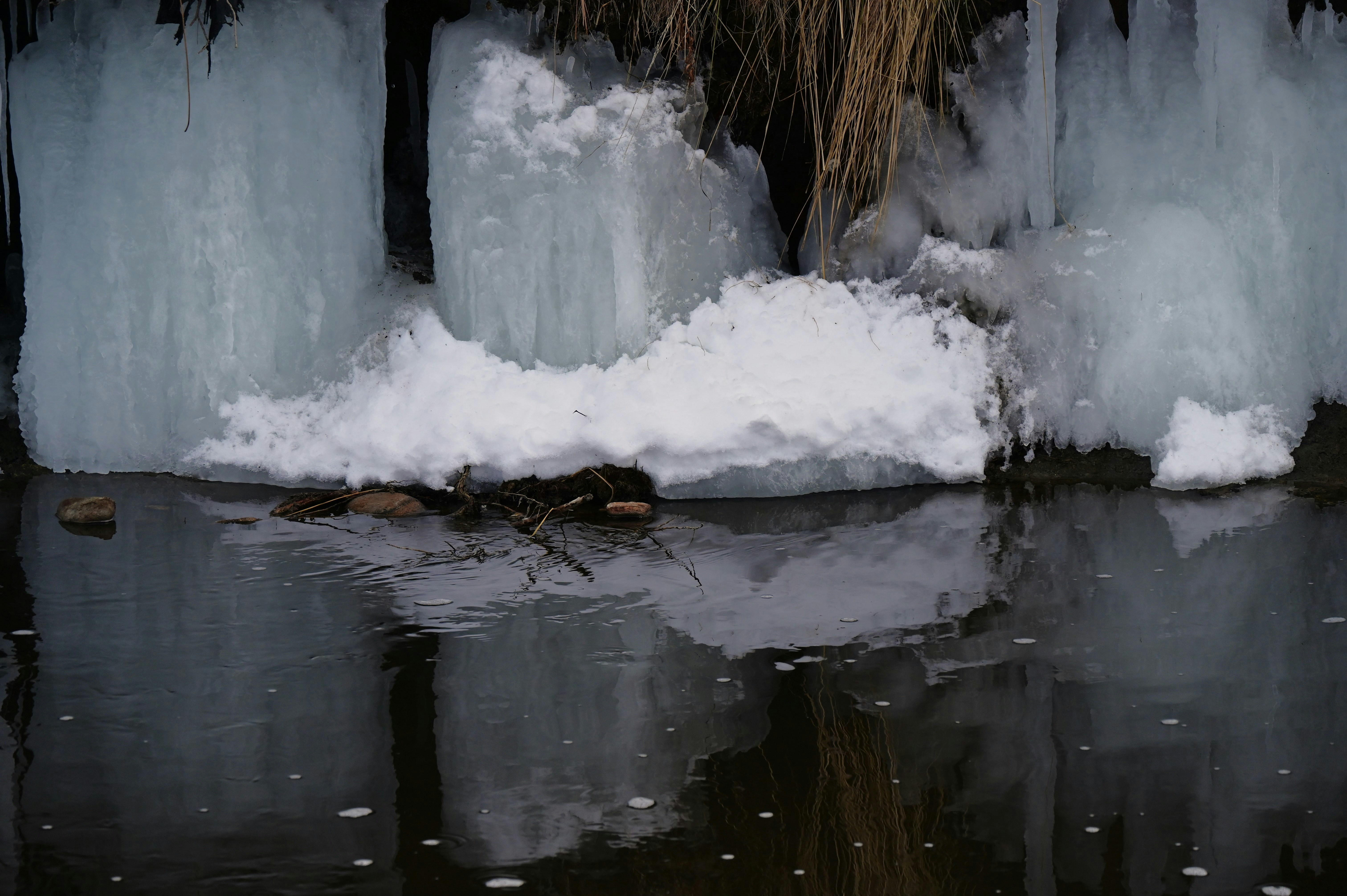 Eine Gruppe von Eisblöcken, die auf einem Gewässer sitzen