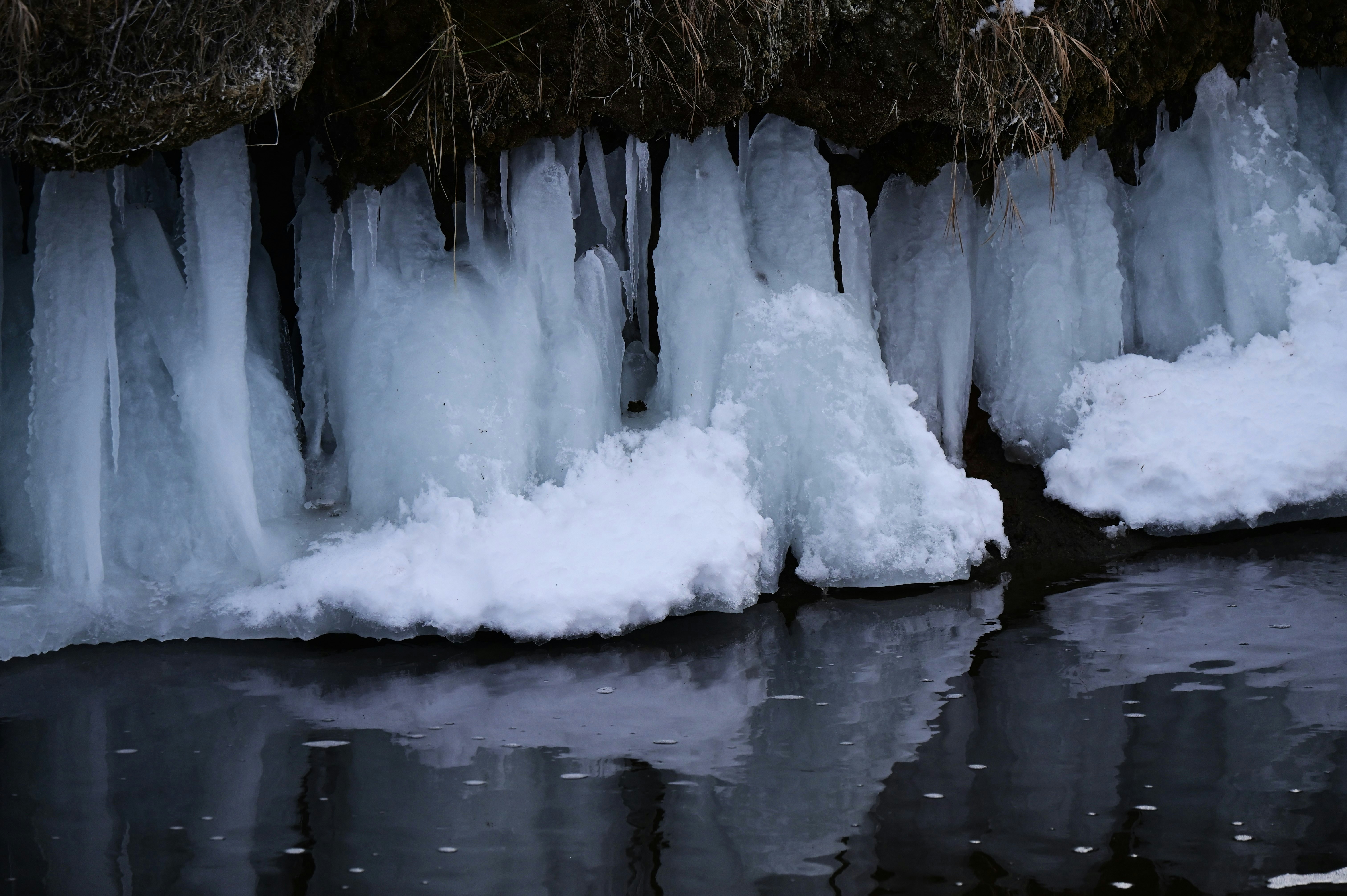 Ein Haufen Eis, das im Wasser schwimmt