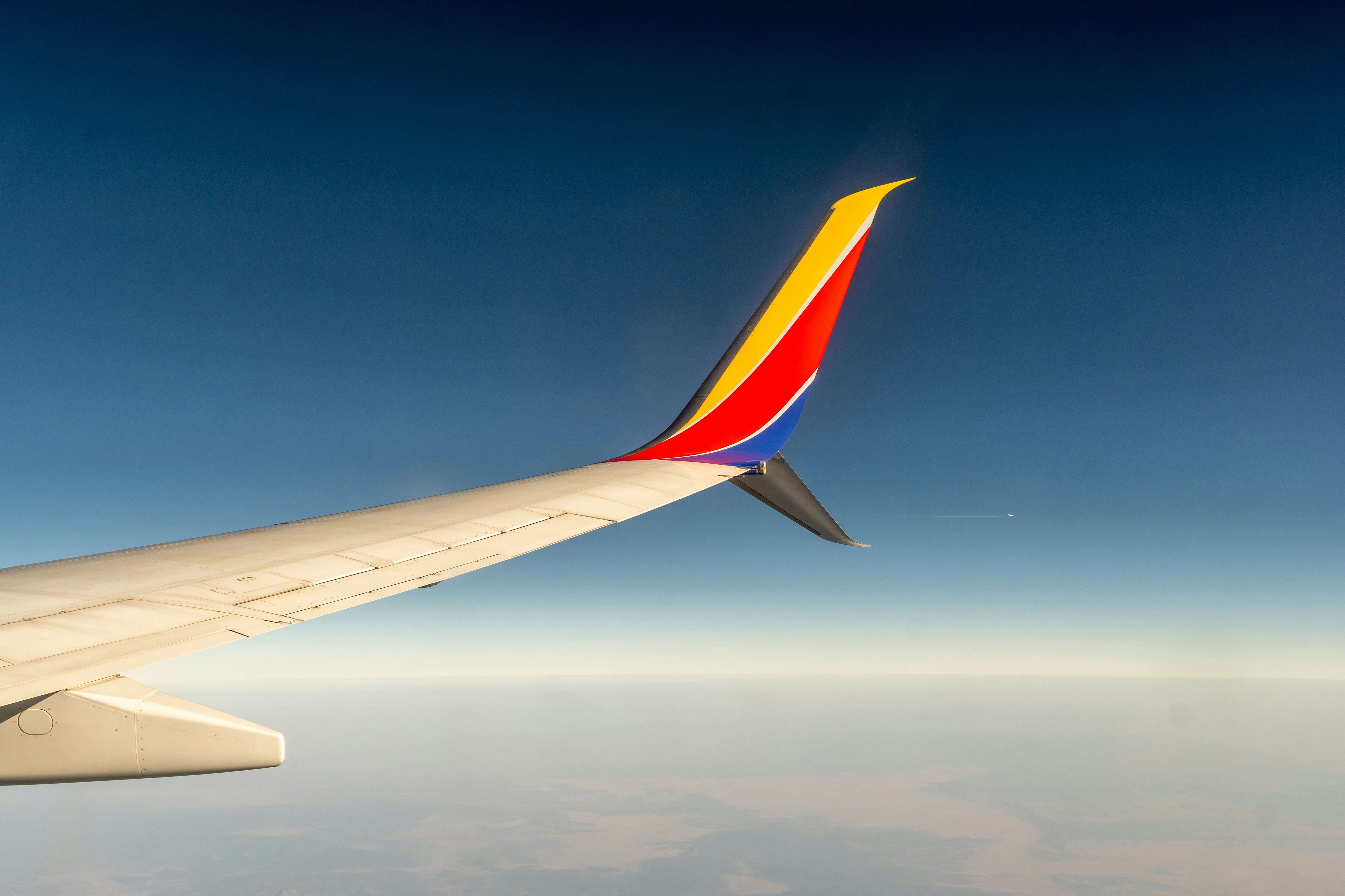 Una vista del ala de un avión en el cielo