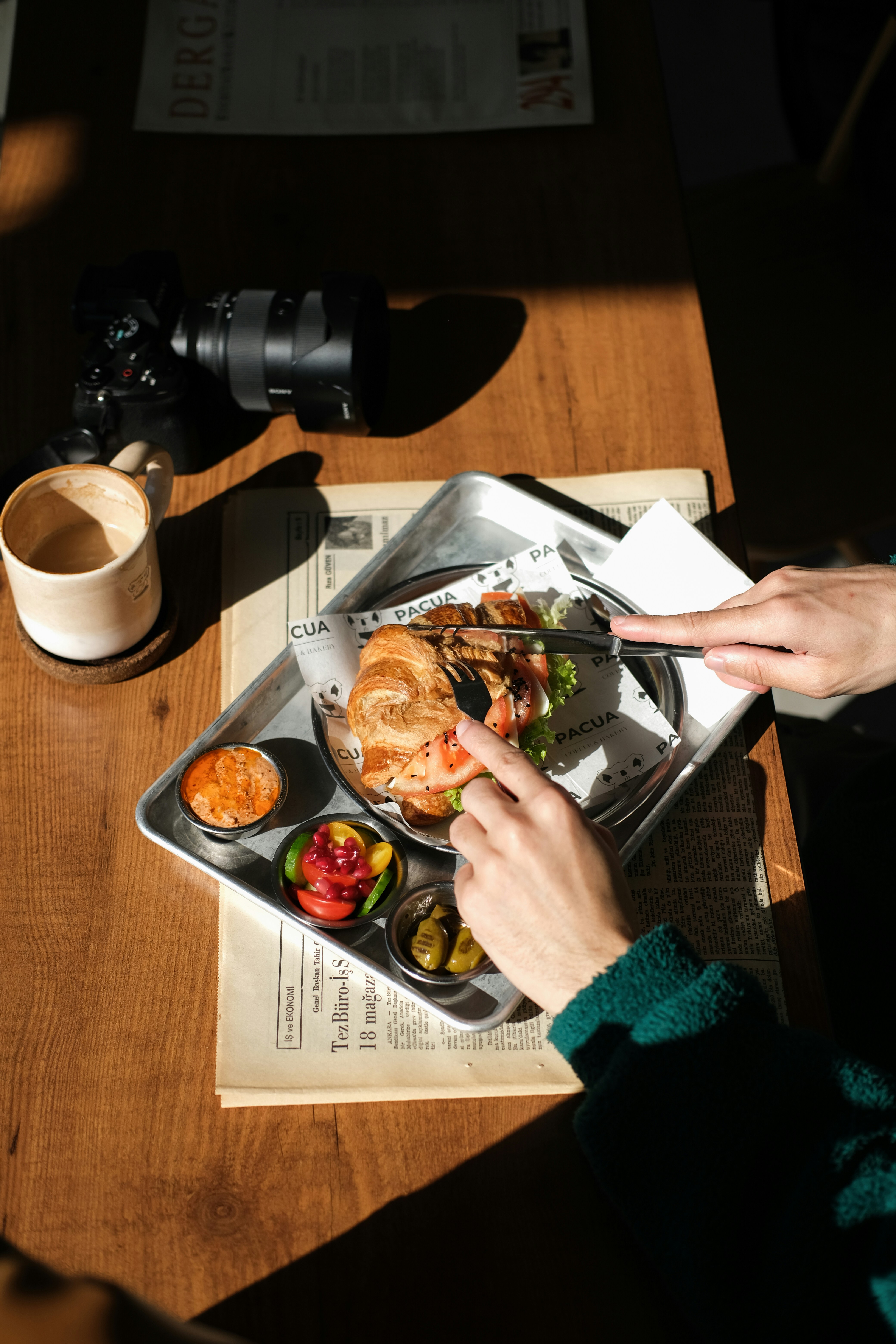 8 Budget Travel Tips for Affordable Food While Traveling