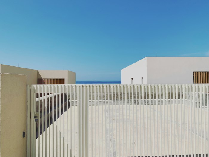 Clôture blanche devant un bâtiment
