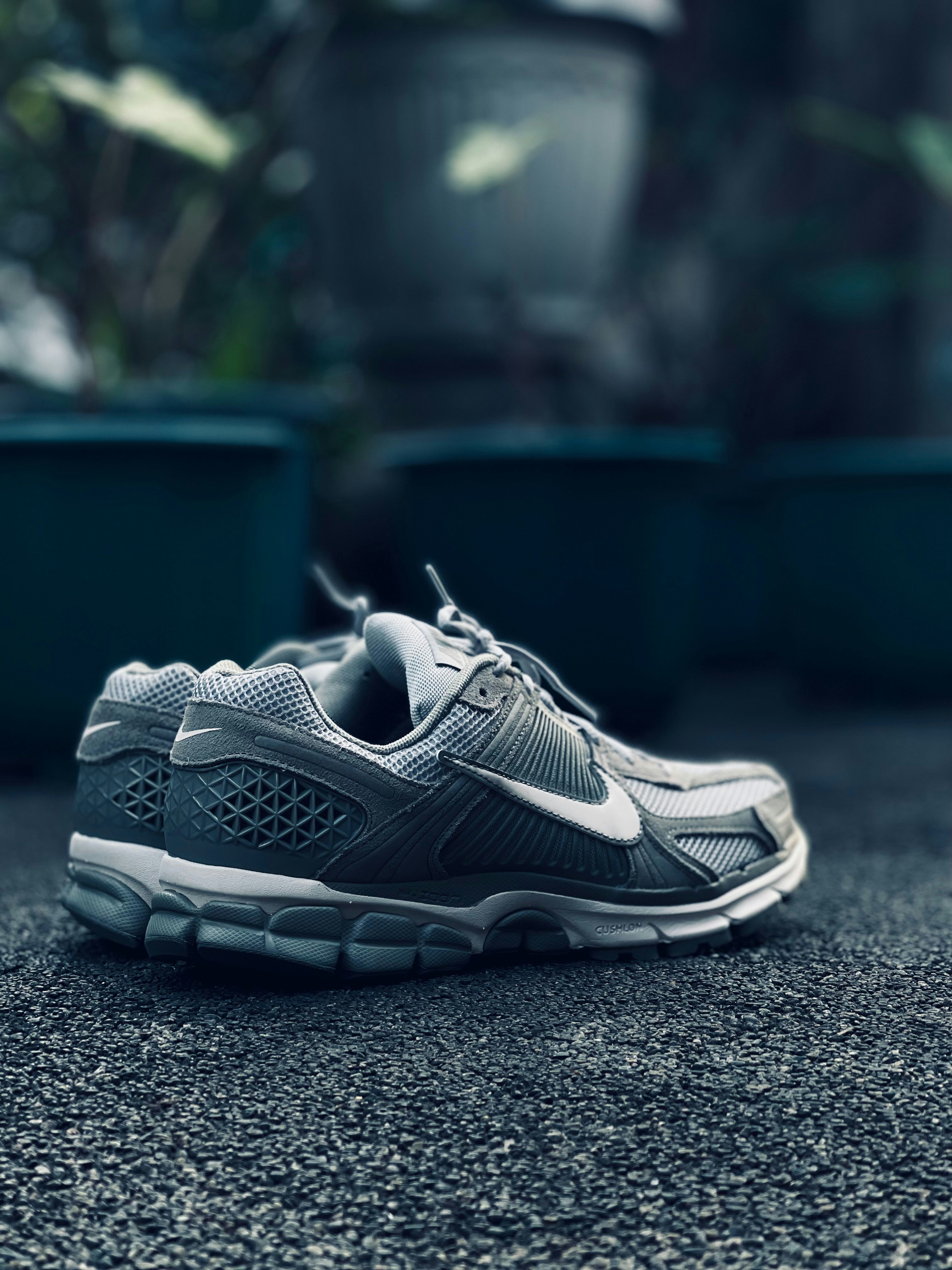 Nahaufnahme eines Schuhs auf dem Boden