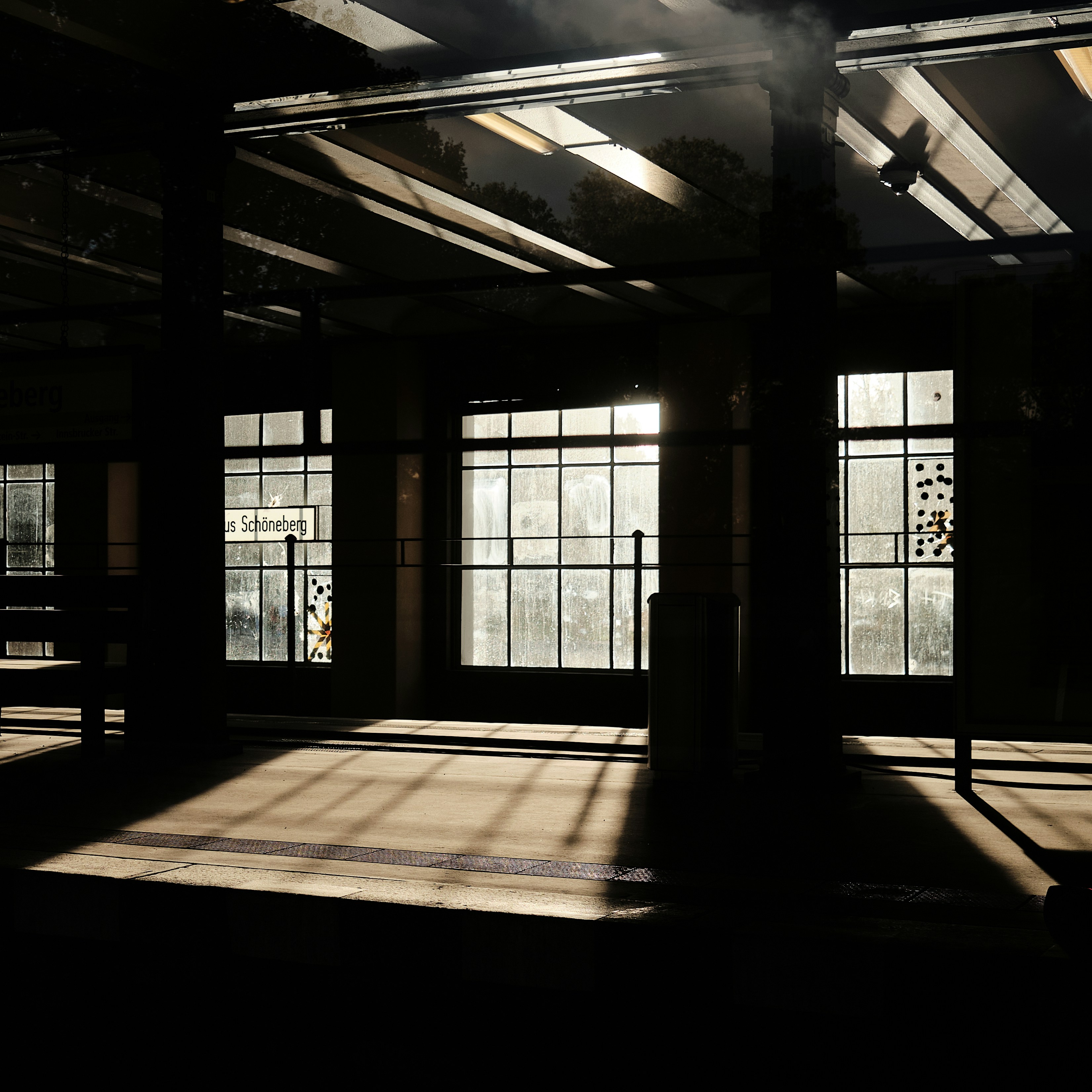 Una stanza buia con molte finestre