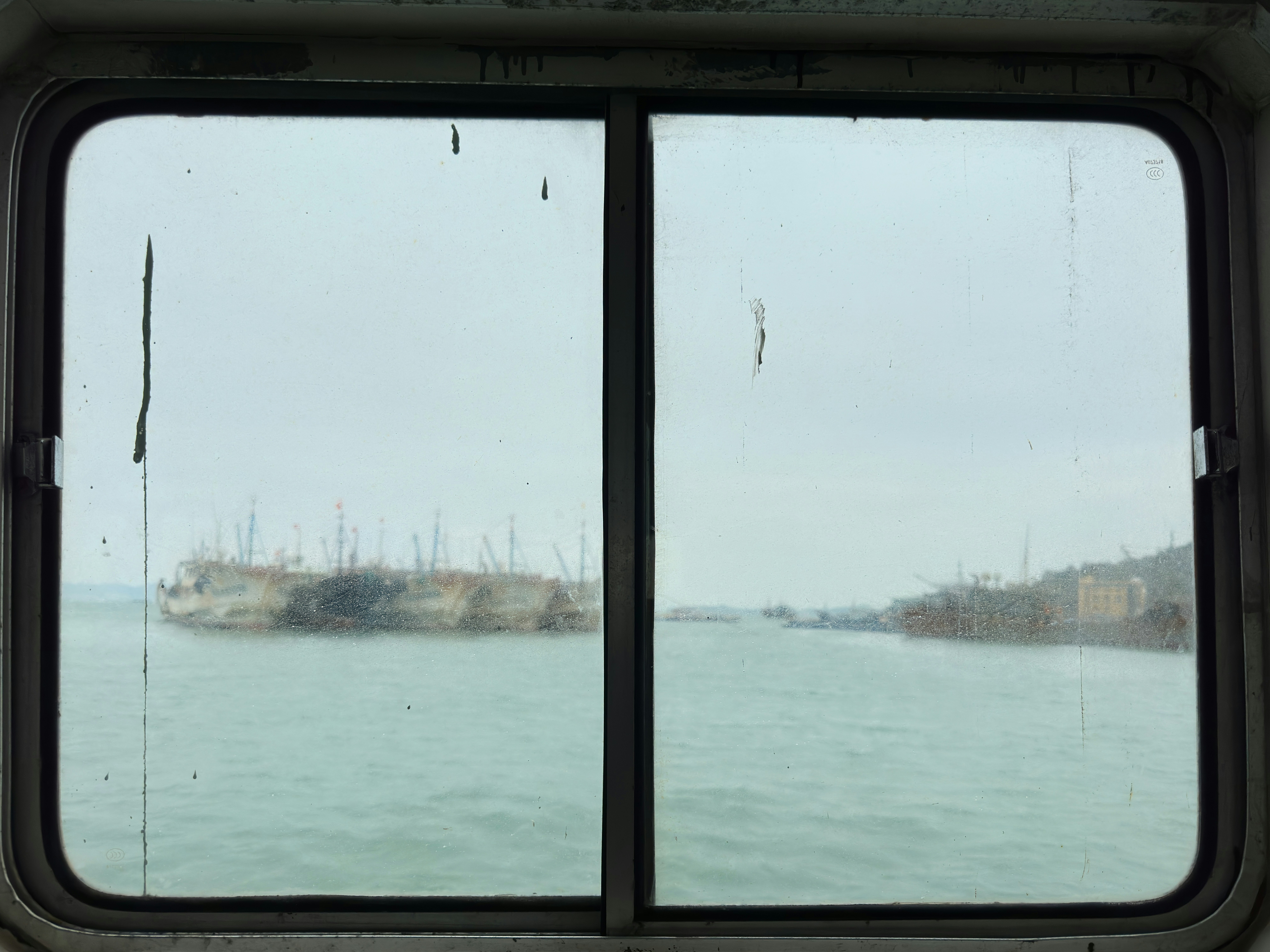 Una vista de un cuerpo de agua a través de una ventana