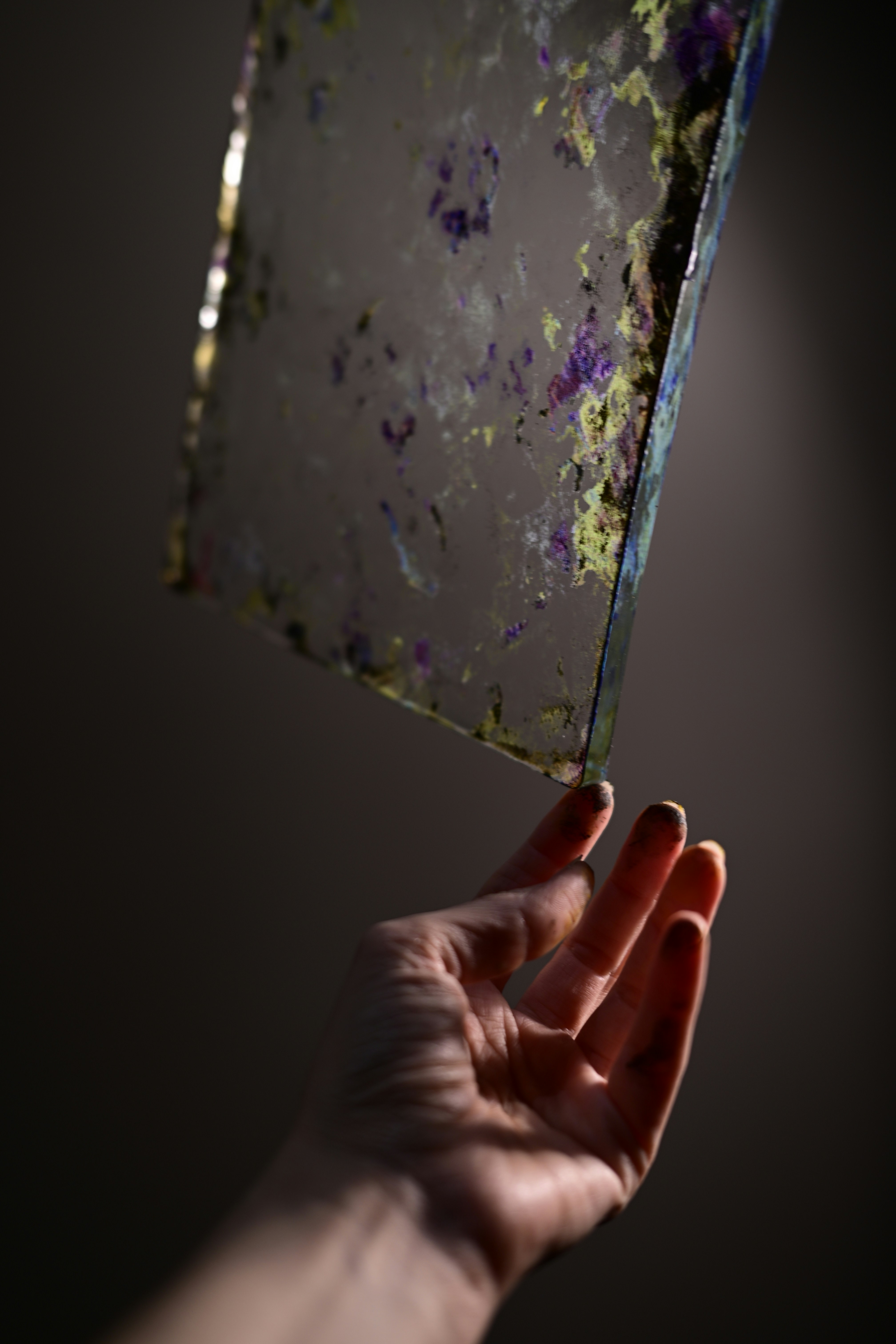 Eine Hand, die einen quadratischen Gegenstand in der Luft hält