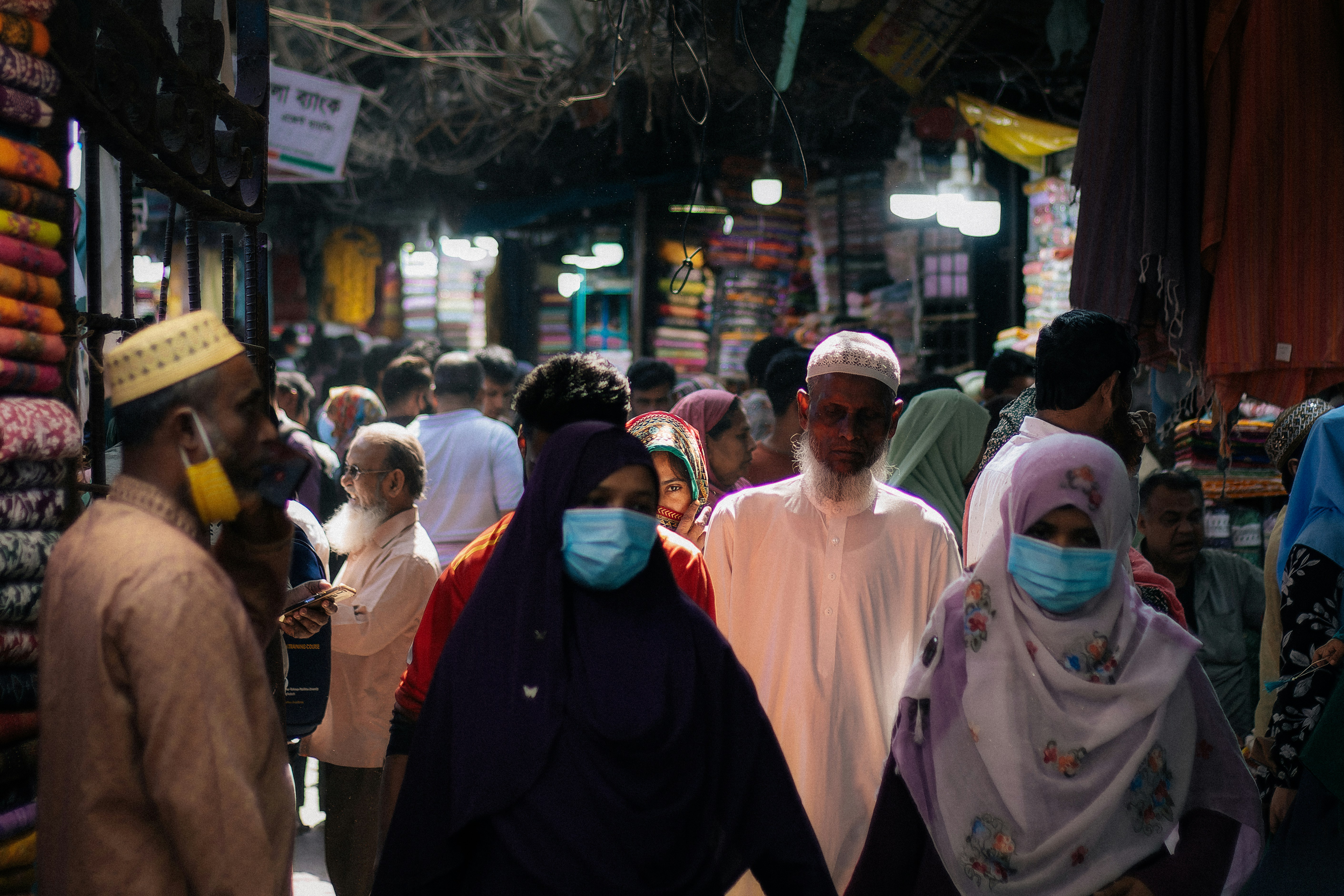 Un grupo de personas caminando por una calle llena de gente