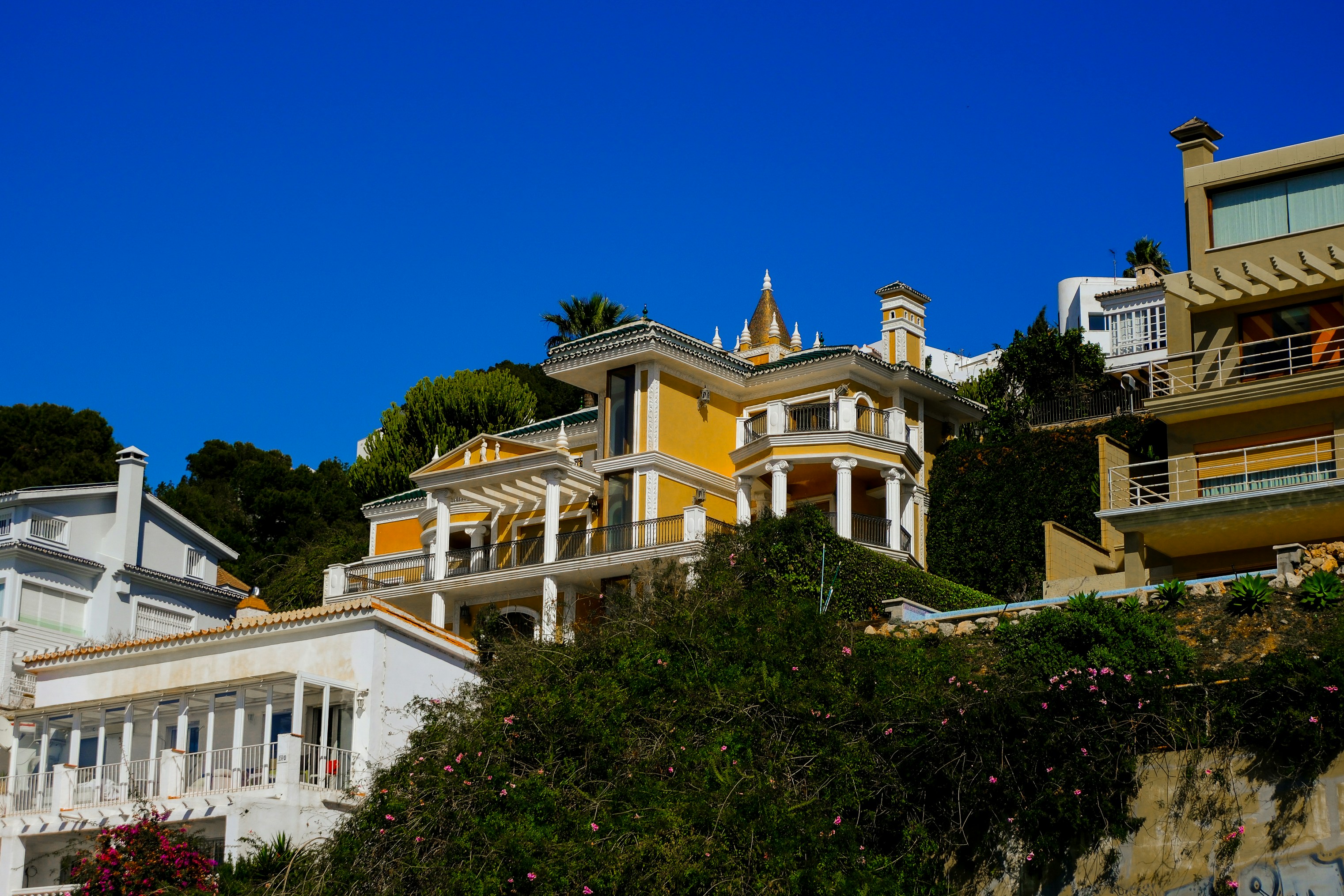 A row of houses sitting on top of a hillside