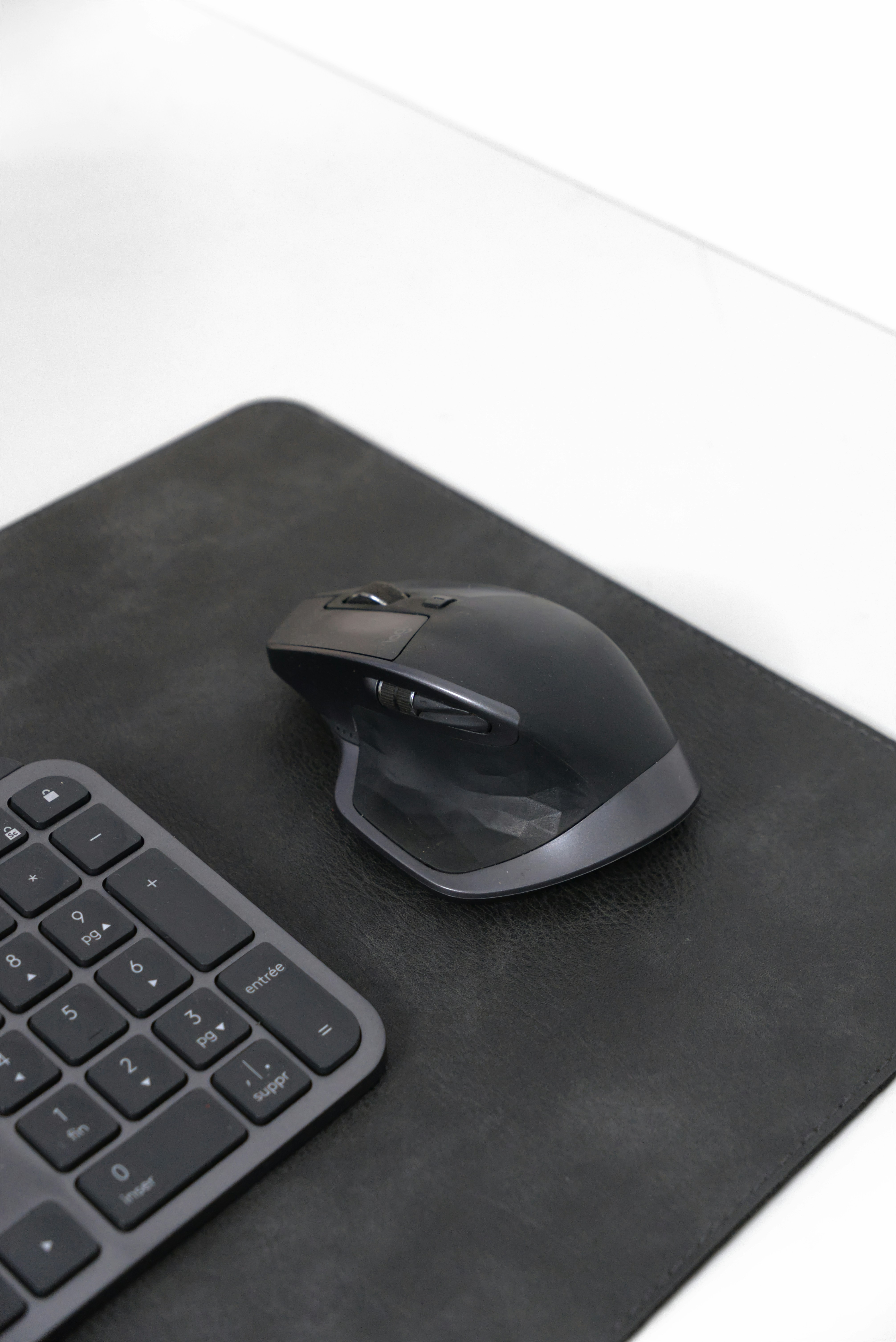 Desk Tech & Accessories 2026: Mics, Lights, and the Peripherals That Make Hybrid Meetings Better